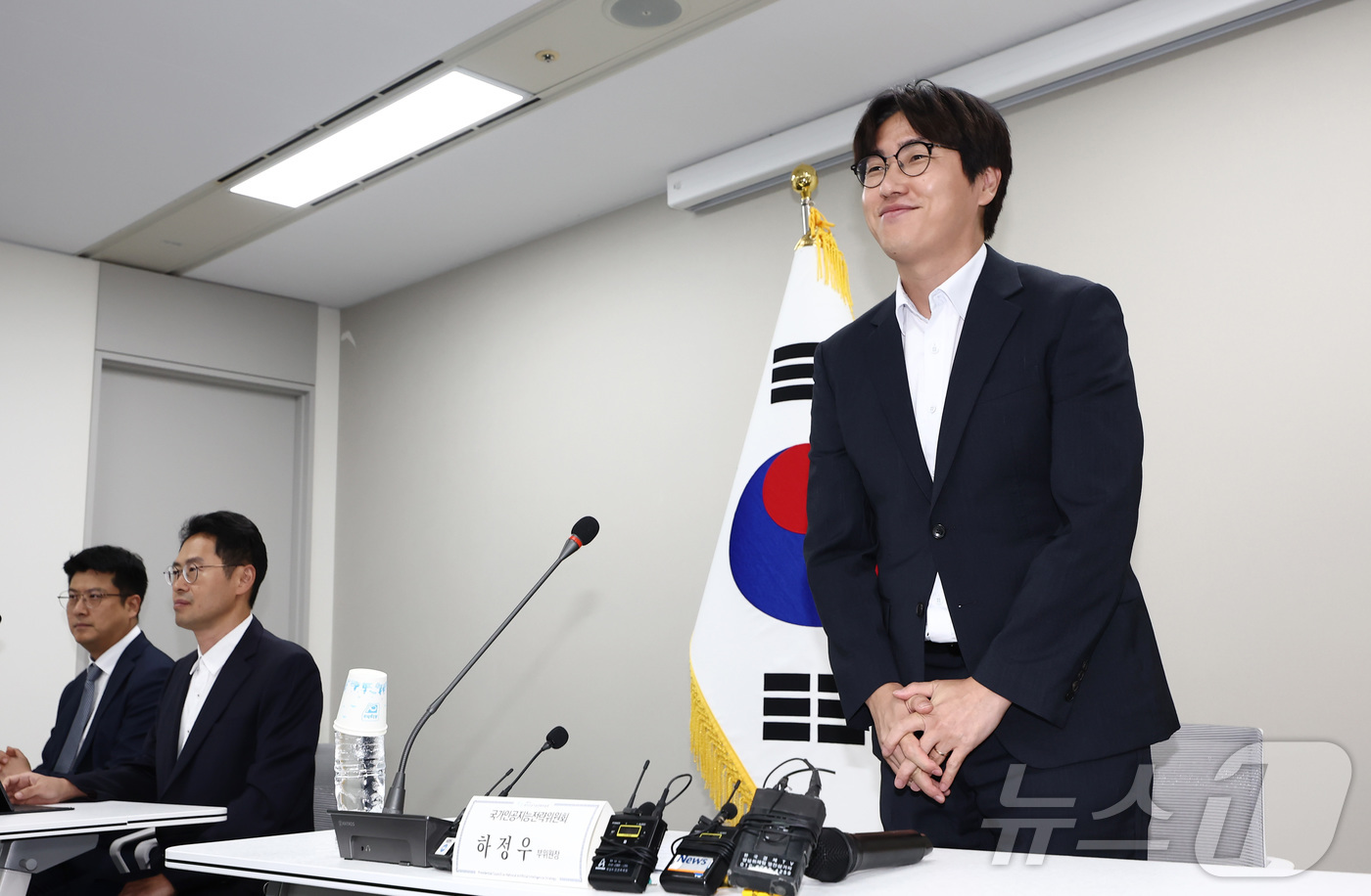 (서울=뉴스1) 김민지 기자 = 하정우 국가인공지능전략위원회 신임 상근부위원장이 31일 서울 중구 국가인공지능전략위원회에서 열린 취임 인사 및 기자간담회에 참석하며 인사하고 있다. …