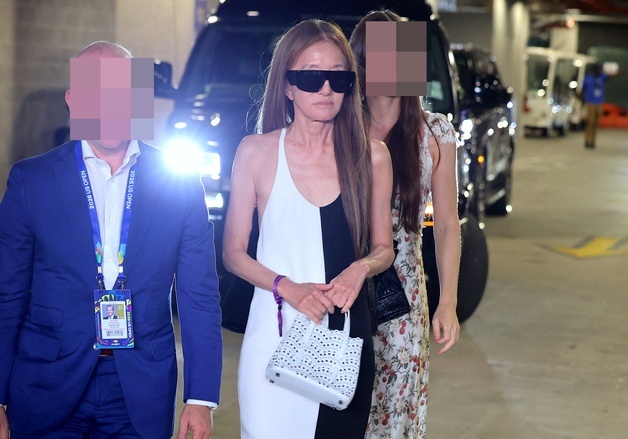 베라 왕, 아이돌 같은 몸매 과시…세상 가장 '힙'한 77세  [N해외연예]