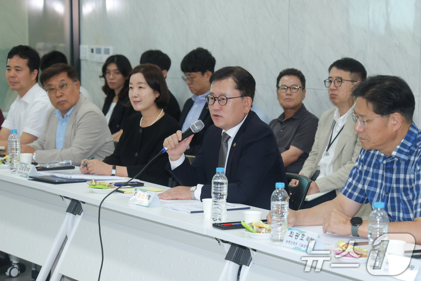 (서울=뉴스1) = 이승돈 농촌진흥청장이 31일 전북 정읍시 농축산용 미생물산업 공유인프라에서 열린 ‘국내 개발 미생물제 수출 활성화를 위한 산업체·연구기관 간담회’에 참석해 국내 …