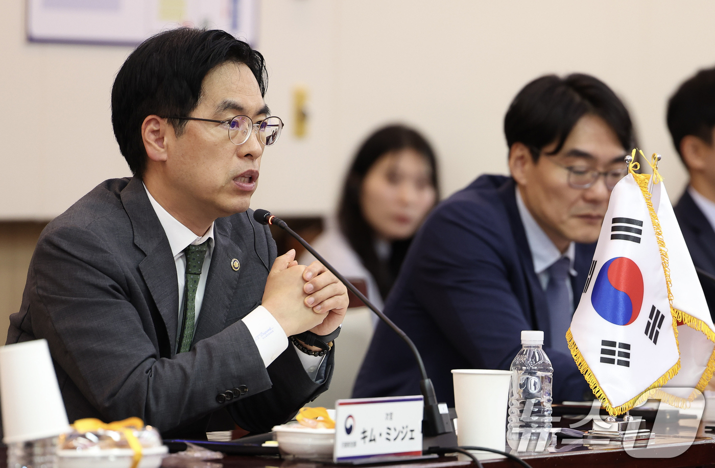 (서울=뉴스1) = 김민재 행정안전부 차관이 31일 오후 서울 세종로 정부서울청사에서 열린 ‘제26회 한-일 내정관계자 교류회의’ 합동 정책세미나에서 지방행정체제 개편 관련 양국의 …