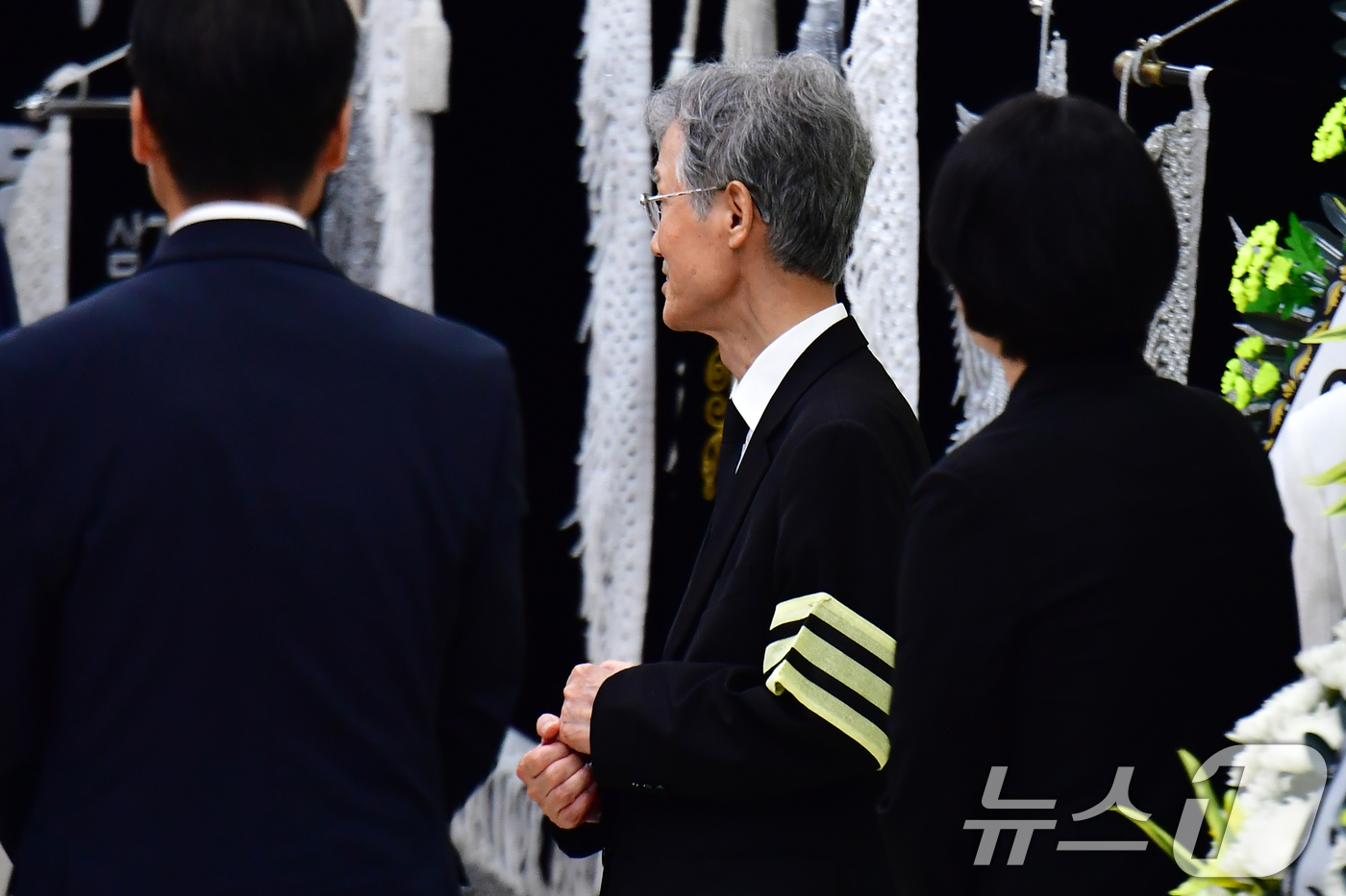 (포항=뉴스1) 최창호 기자 = 조희대 대법원장이 31일 부친의 빈소가 마련된 포항성모병원 장례식장에서 조문객들을 배웅하고 있다. 2026.8.31/뉴스1