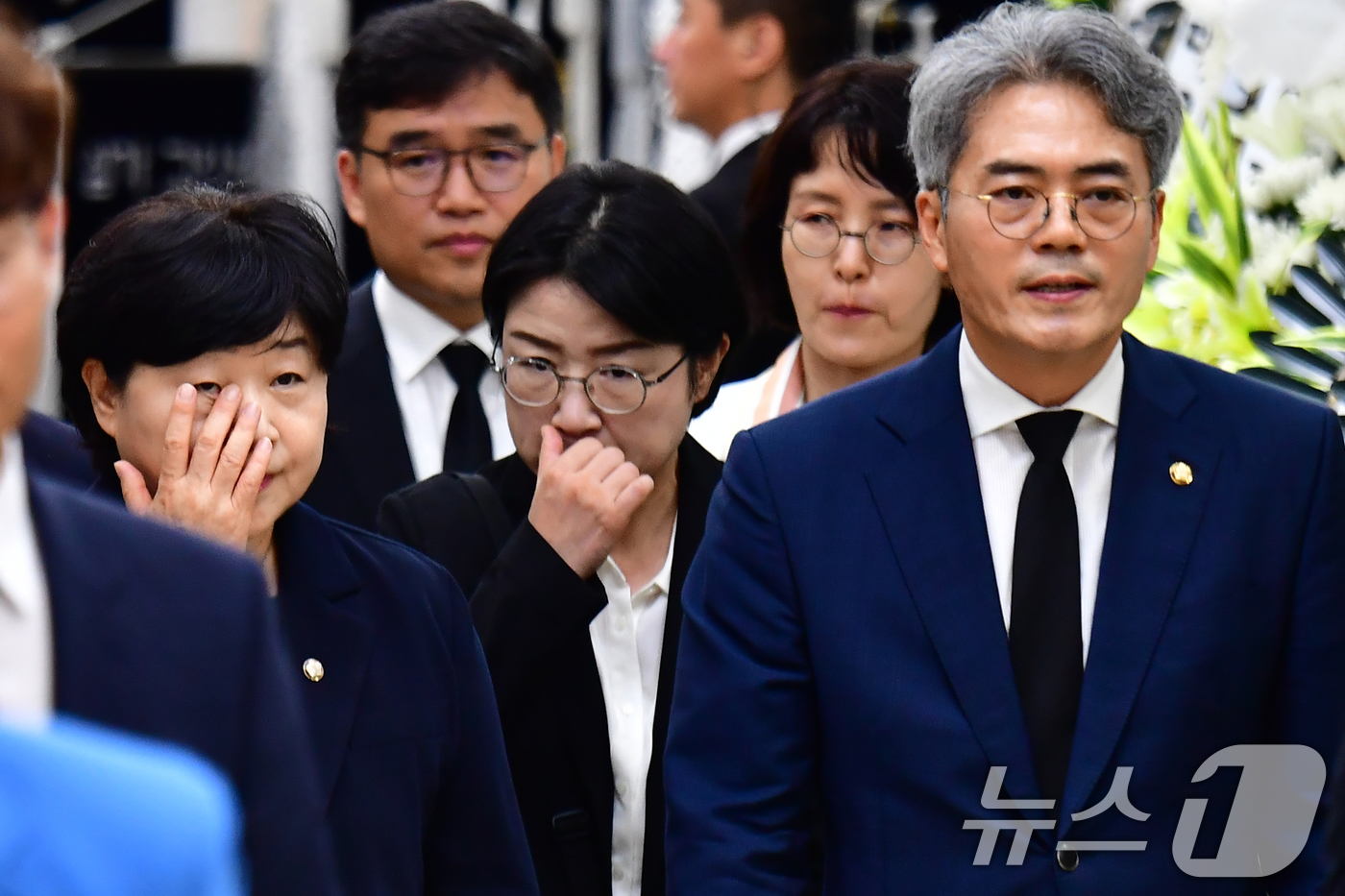 (포항=뉴스1) 최창호 기자 = 서영교 국회 법제사법위원장(왼쪽)이 31일 오후 조희대 대법원장 부친의 빈소가 마련된 포항성모병원에서 조문을 마친 후 빈소를 나서고 있다. 2026 …