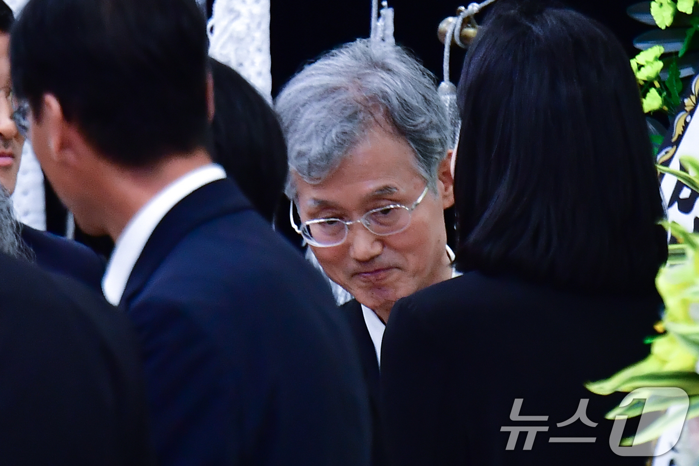(포항=뉴스1) 최창호 기자 = 조희대 대법원장이 31일 부친의 빈소가 마련된 포항성모병원 장례식장에서 조문객들을 배웅하고 있다. 2026.8.31/뉴스1