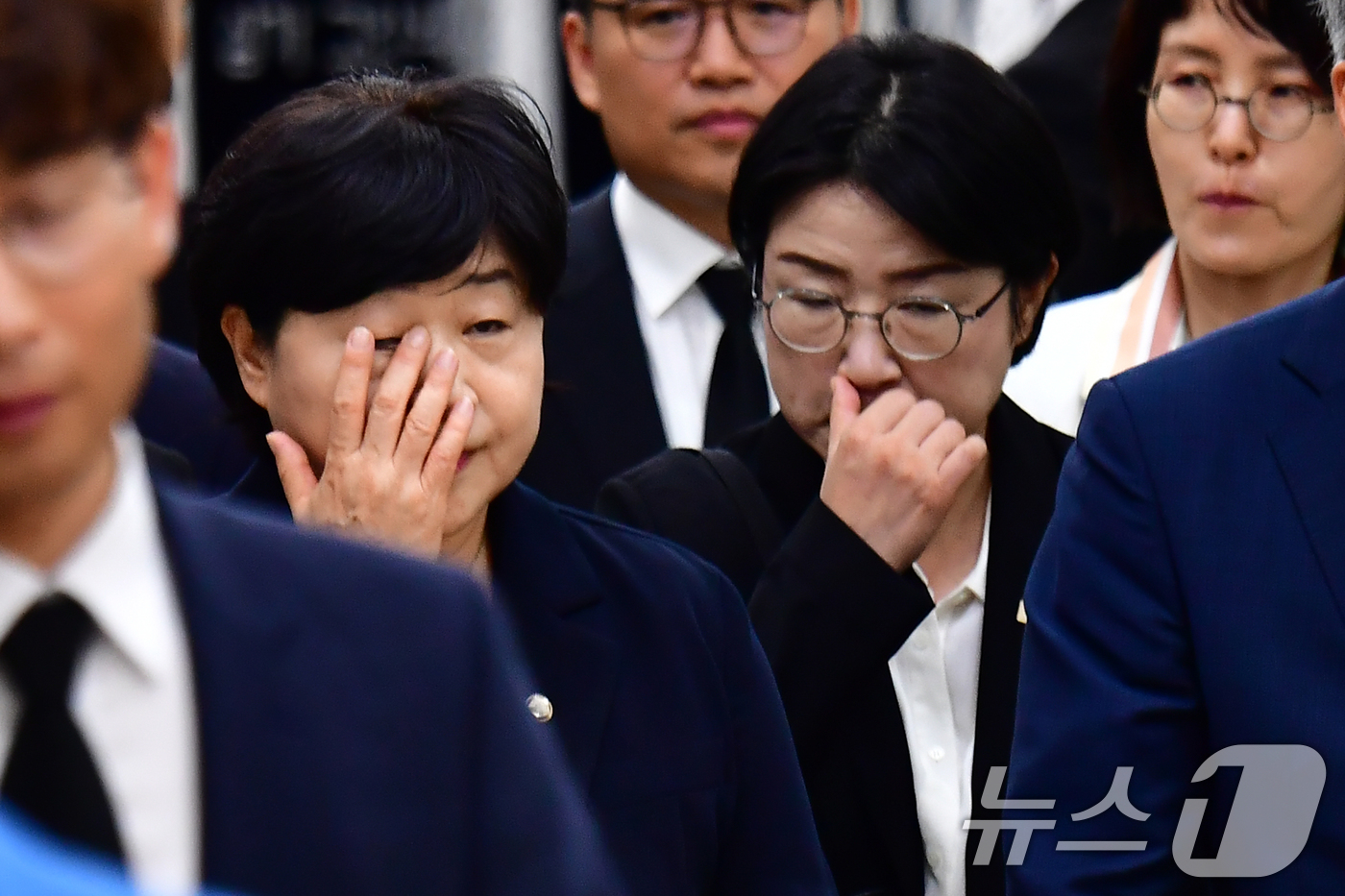 (포항=뉴스1) 최창호 기자 = 서영교 국회 법제사법위원장(왼쪽)이 31일 오후 조희대 대법원장 부친의 빈소가 마련된 포항성모병원에서 조문을 마친 후 빈소를 나서고 있다. 2026 …