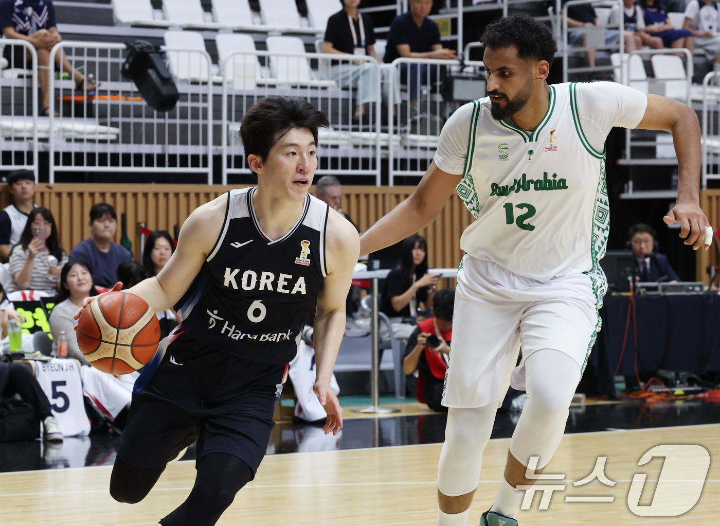 (수원=뉴스1) 김영운 기자 = 31일 경기 수원시 권선구 수원KT소닉붐아레나에서 열린 2027 FIBA 농구 월드컵 아시아 예선 2라운드 윈도우4, 한국과 사우디아라비아의 경기에 …