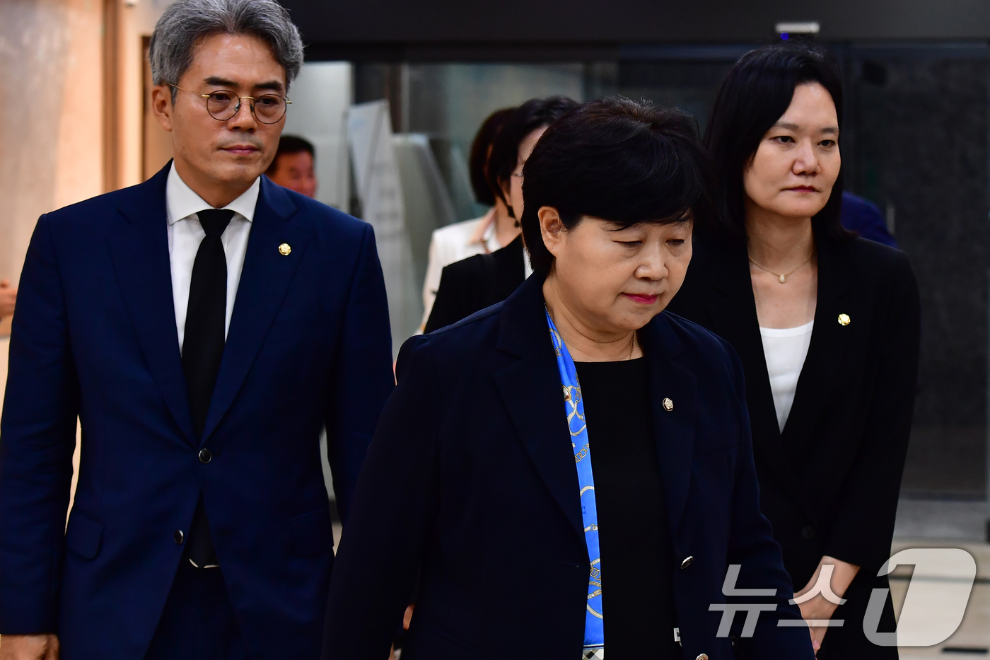 (포항=뉴스1) 최창호 기자 = 서영교 민주당 국회 법제사법위원장(왼쪽)이 31일 오후 조희대 대법원장 부친의 빈소가 마련된 포항성모병원 장례식장으로 들어가고 있다. 2026.8. …