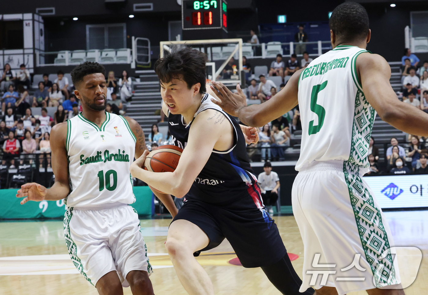 (수원=뉴스1) 김영운 기자 = 31일 경기 수원시 권선구 수원KT소닉붐아레나에서 열린 2027 FIBA 농구 월드컵 아시아 예선 2라운드 윈도우4, 한국과 사우디아라비아의 경기에 …