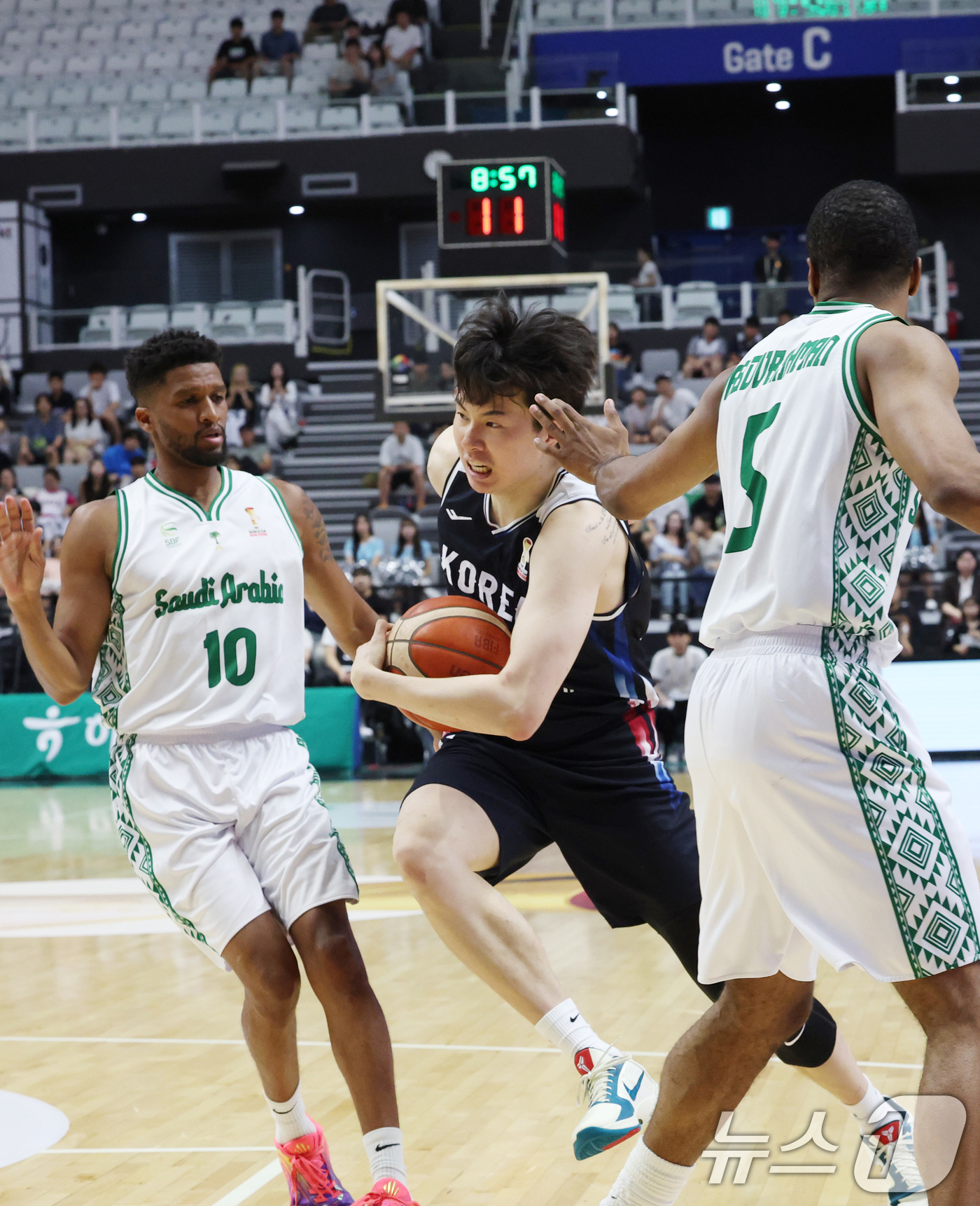 (수원=뉴스1) 김영운 기자 = 31일 경기 수원시 권선구 수원KT소닉붐아레나에서 열린 2027 FIBA 농구 월드컵 아시아 예선 2라운드 윈도우4, 한국과 사우디아라비아의 경기에 …