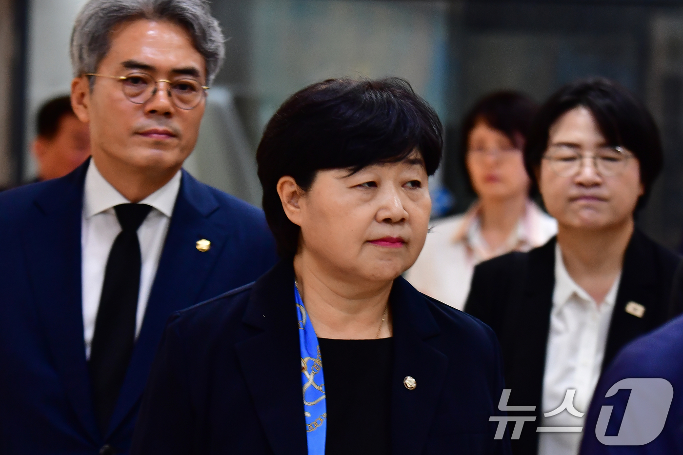 (포항=뉴스1) 최창호 기자 = 서영교 국회 법제사법위원장이 31일 오후 조희대 대법원장 부친의 빈소가 마련된 포항성모병원 장례식장으로 들어가고 있다. 2026.8.31/뉴스1