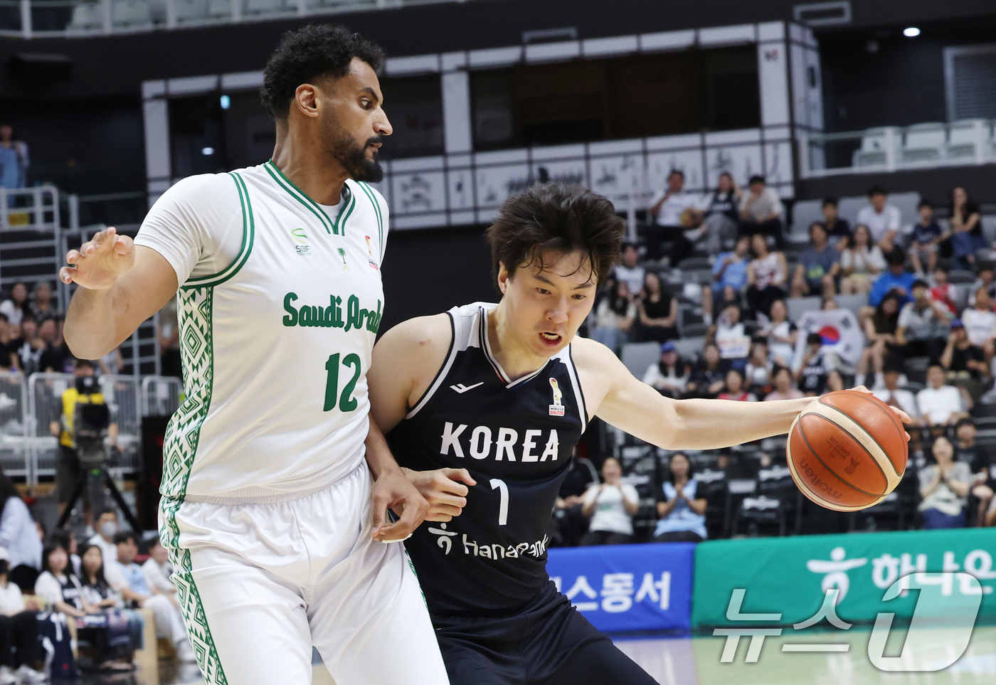 (수원=뉴스1) 김영운 기자 = 31일 경기 수원시 권선구 수원KT소닉붐아레나에서 열린 2027 FIBA 농구 월드컵 아시아 예선 2라운드 윈도우4, 한국과 사우디아라비아의 경기에 …