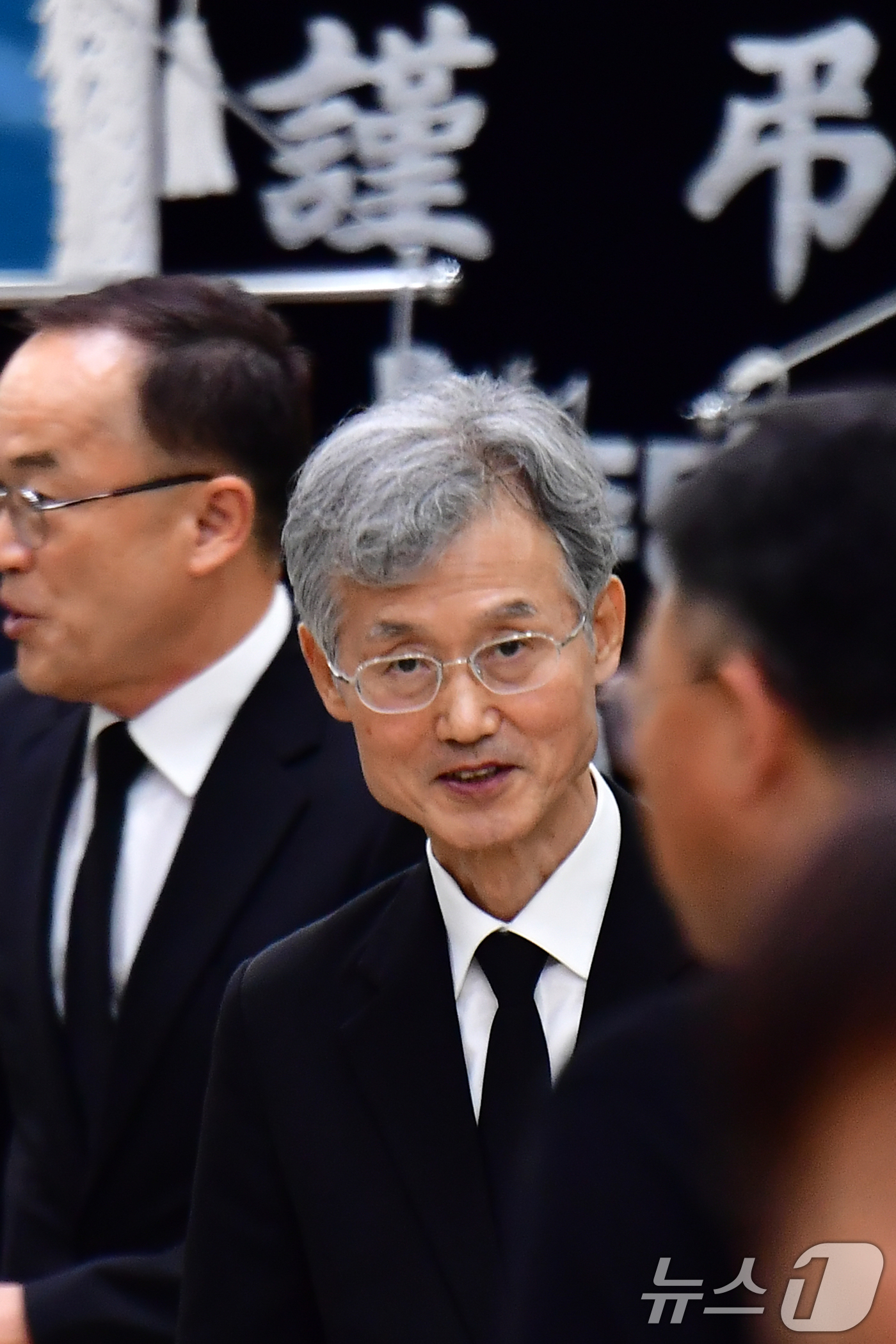 (포항=뉴스1) 최창호 기자 = 조희대 대법원장이 31일 부친의 빈소가 마련된 포항성모병원 장례식장에서 조문객들을 배웅하고 있다. 2026.8.31/뉴스1