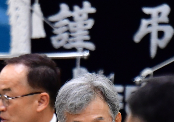 조문객 배웅하는 조희대 대법원장