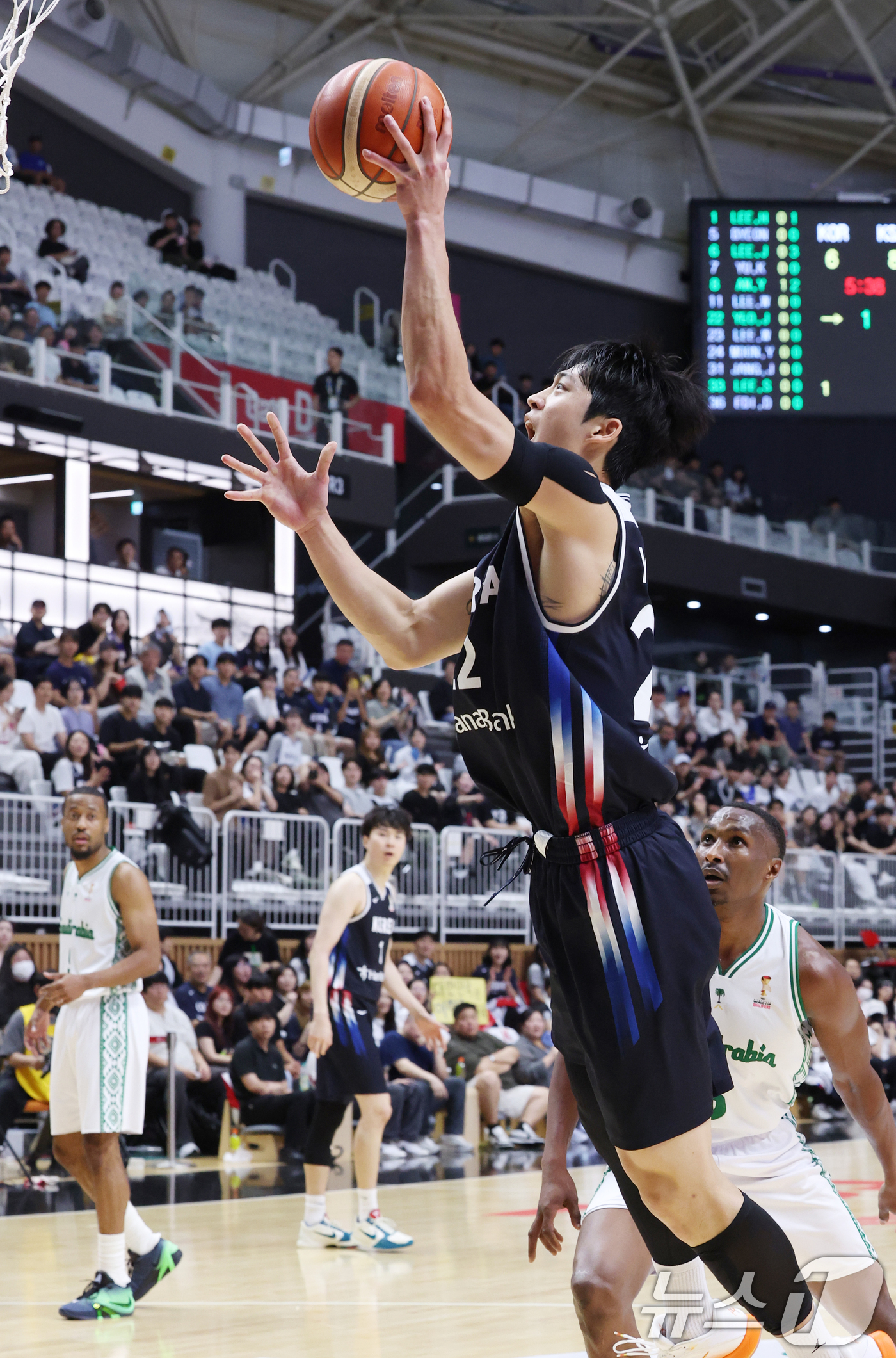 (수원=뉴스1) 김영운 기자 = 31일 경기 수원시 권선구 수원KT소닉붐아레나에서 열린 2027 FIBA 농구 월드컵 아시아 예선 2라운드 윈도우4, 한국과 사우디아라비아의 경기에 …