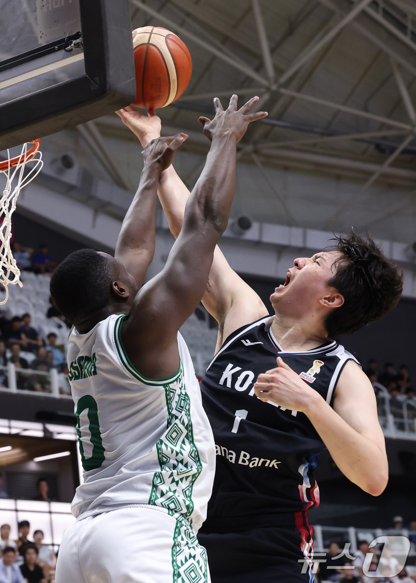 (수원=뉴스1) 김영운 기자 = 31일 경기 수원시 권선구 수원KT소닉붐아레나에서 열린 2027 FIBA 농구 월드컵 아시아 예선 2라운드 윈도우4, 한국과 사우디아라비아의 경기에 …