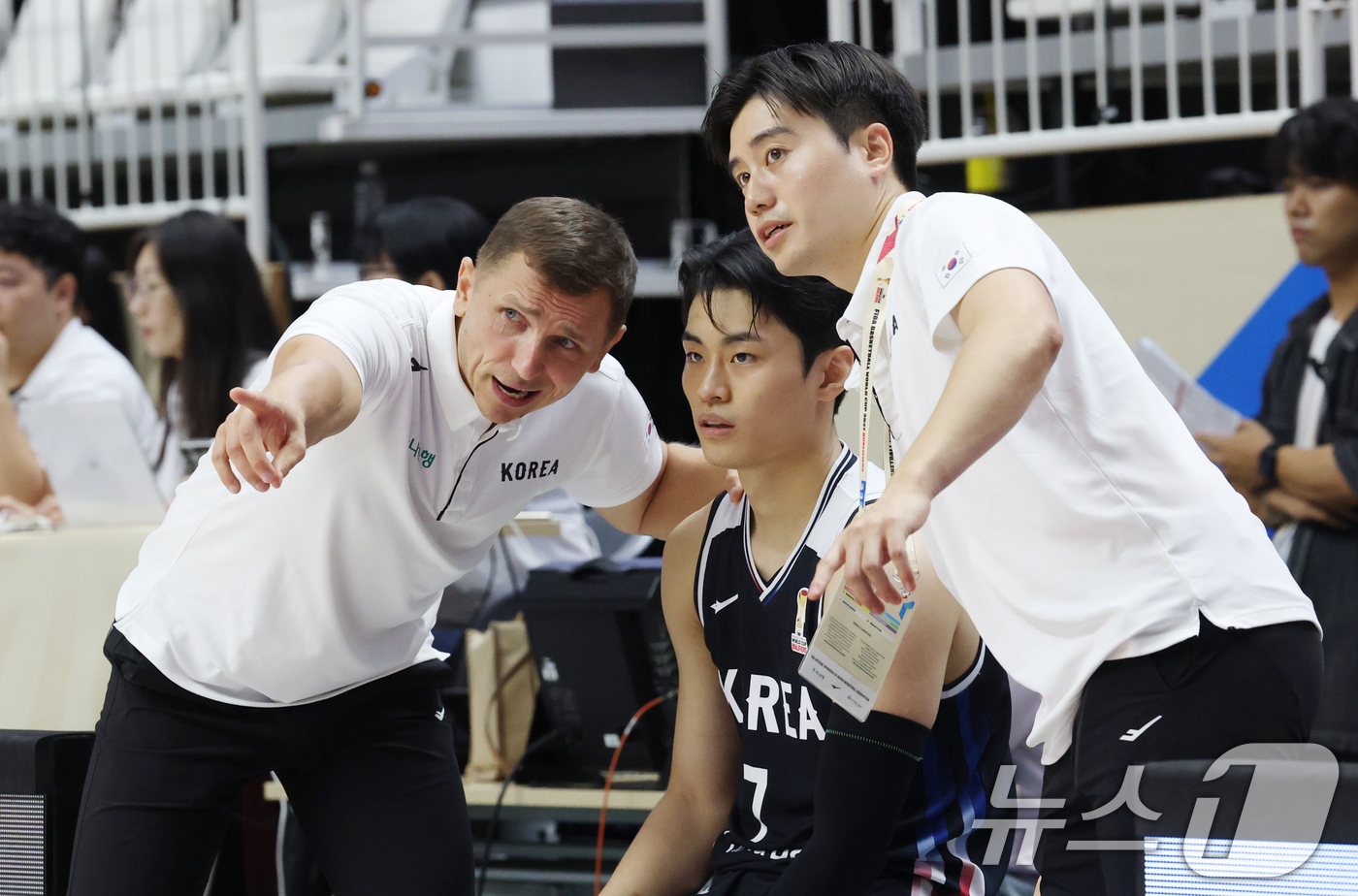 (수원=뉴스1) 김영운 기자 = 31일 경기 수원시 권선구 수원KT소닉붐아레나에서 열린 2027 FIBA 농구 월드컵 아시아 예선 2라운드 윈도우4, 한국과 사우디아라비아의 경기에 …