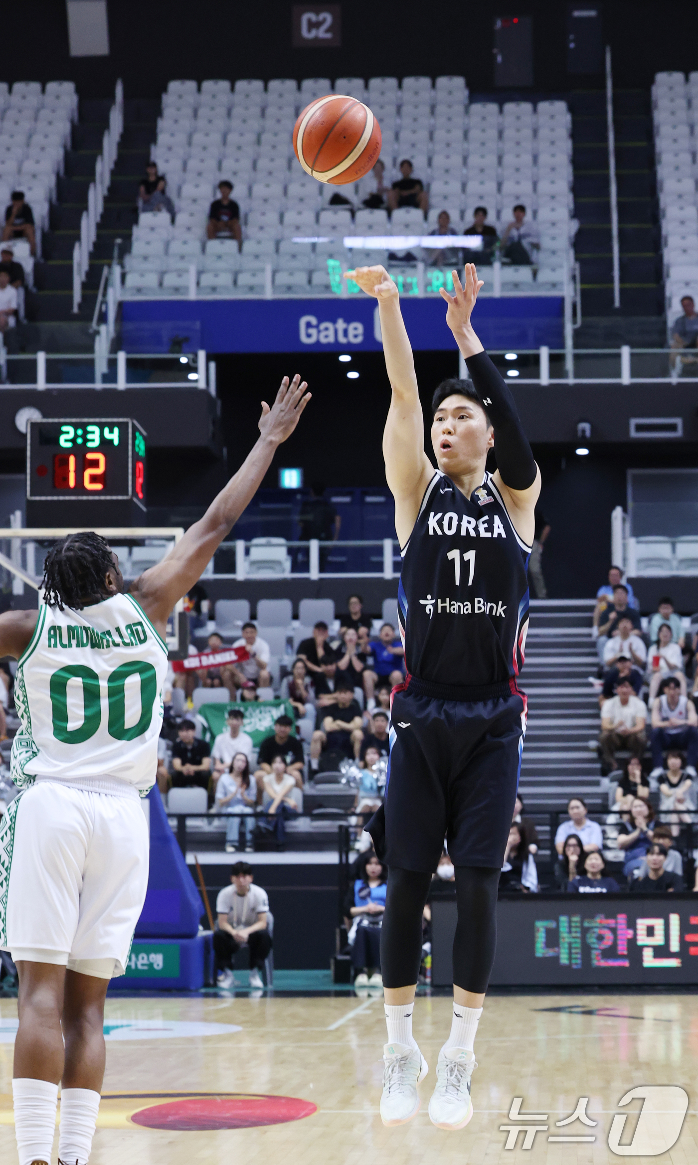 (수원=뉴스1) 김영운 기자 = 31일 경기 수원시 권선구 수원KT소닉붐아레나에서 열린 2027 FIBA 농구 월드컵 아시아 예선 2라운드 윈도우4, 한국과 사우디아라비아의 경기에 …