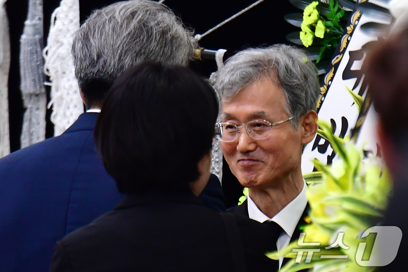 (포항=뉴스1) 최창호 기자 = 조희대 대법원장이 31일 부친의 빈소가 마련된 포항성모병원 장례식장에서 김상환 헌법재판소장을 배웅하고 있다. 2026.8.31/뉴스1