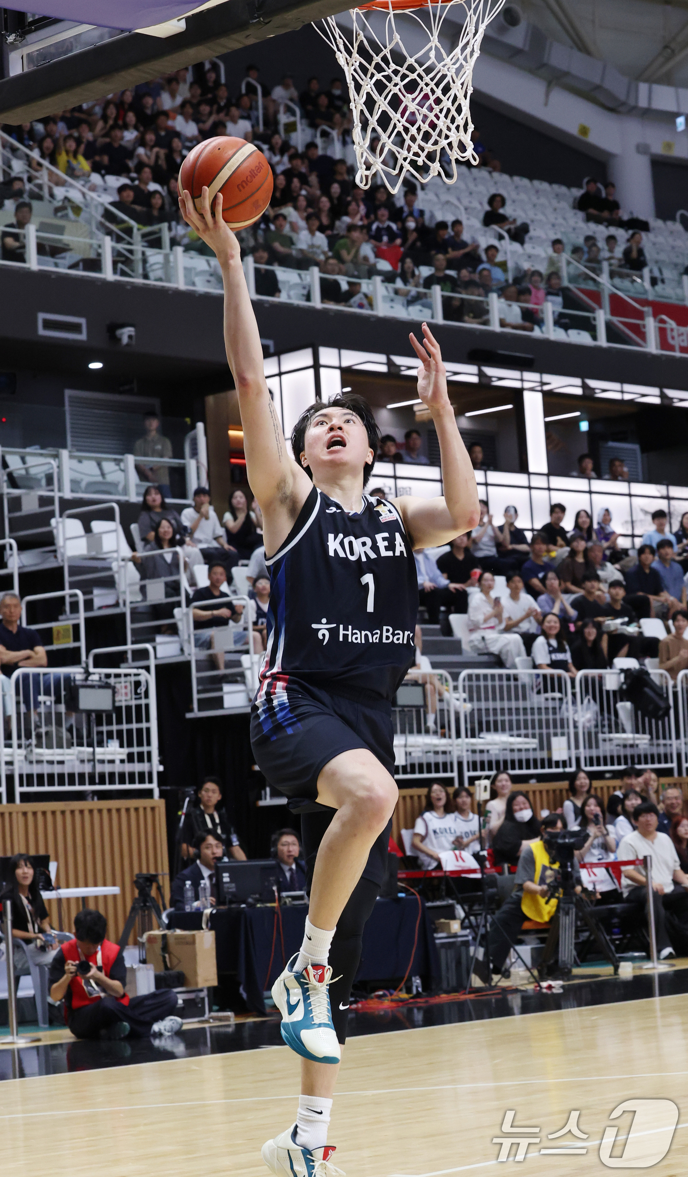 (수원=뉴스1) 김영운 기자 = 31일 경기 수원시 권선구 수원KT소닉붐아레나에서 열린 2027 FIBA 농구 월드컵 아시아 예선 2라운드 윈도우4, 한국과 사우디아라비아의 경기에 …