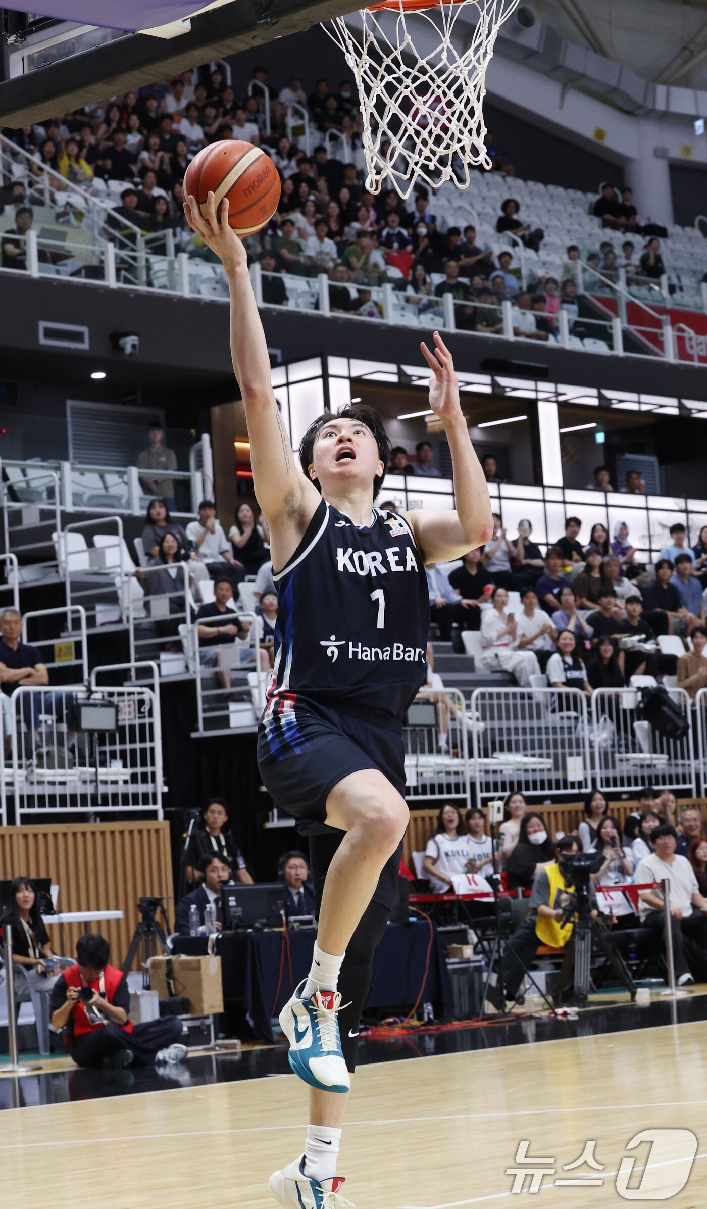 본문 이미지 - 31일 경기 수원시 권선구 수원KT소닉붐아레나에서 열린 2027 FIBA 농구 월드컵 아시아 예선 2라운드 윈도우4, 한국과 사우디아라비아의 경기에서 한국 이현중이 슛을 하고 있다. 2026.8.31 ⓒ 뉴스1 김영운 기자