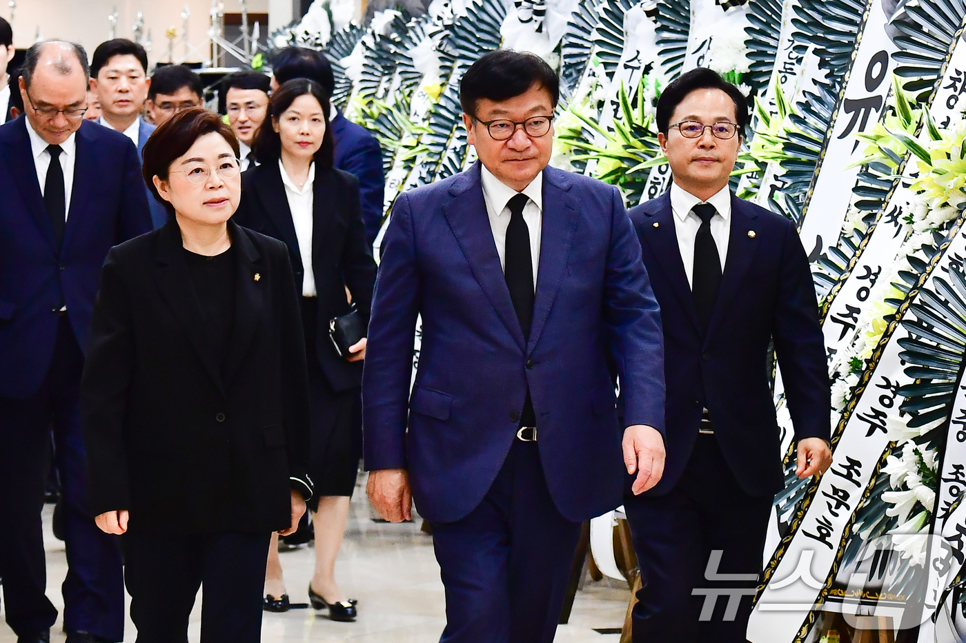 (포항=뉴스1) 최창호 기자 = 정점식 국민의힘 원내대표가 31일 오후 조희대 대법원장 부친상 빈소가 마련된 포항성모병원 장례식장에서 조문을 마친 후 걸어나오고 있다.  2026. …