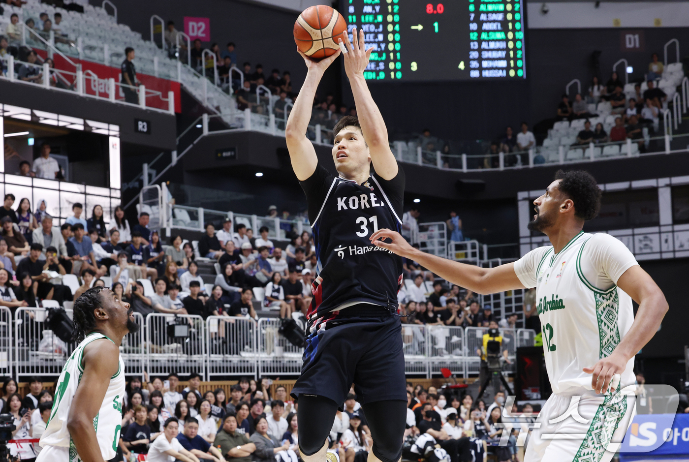 (수원=뉴스1) 김영운 기자 = 31일 경기 수원시 권선구 수원KT소닉붐아레나에서 열린 2027 FIBA 농구 월드컵 아시아 예선 2라운드 윈도우4, 한국과 사우디아라비아의 경기에 …