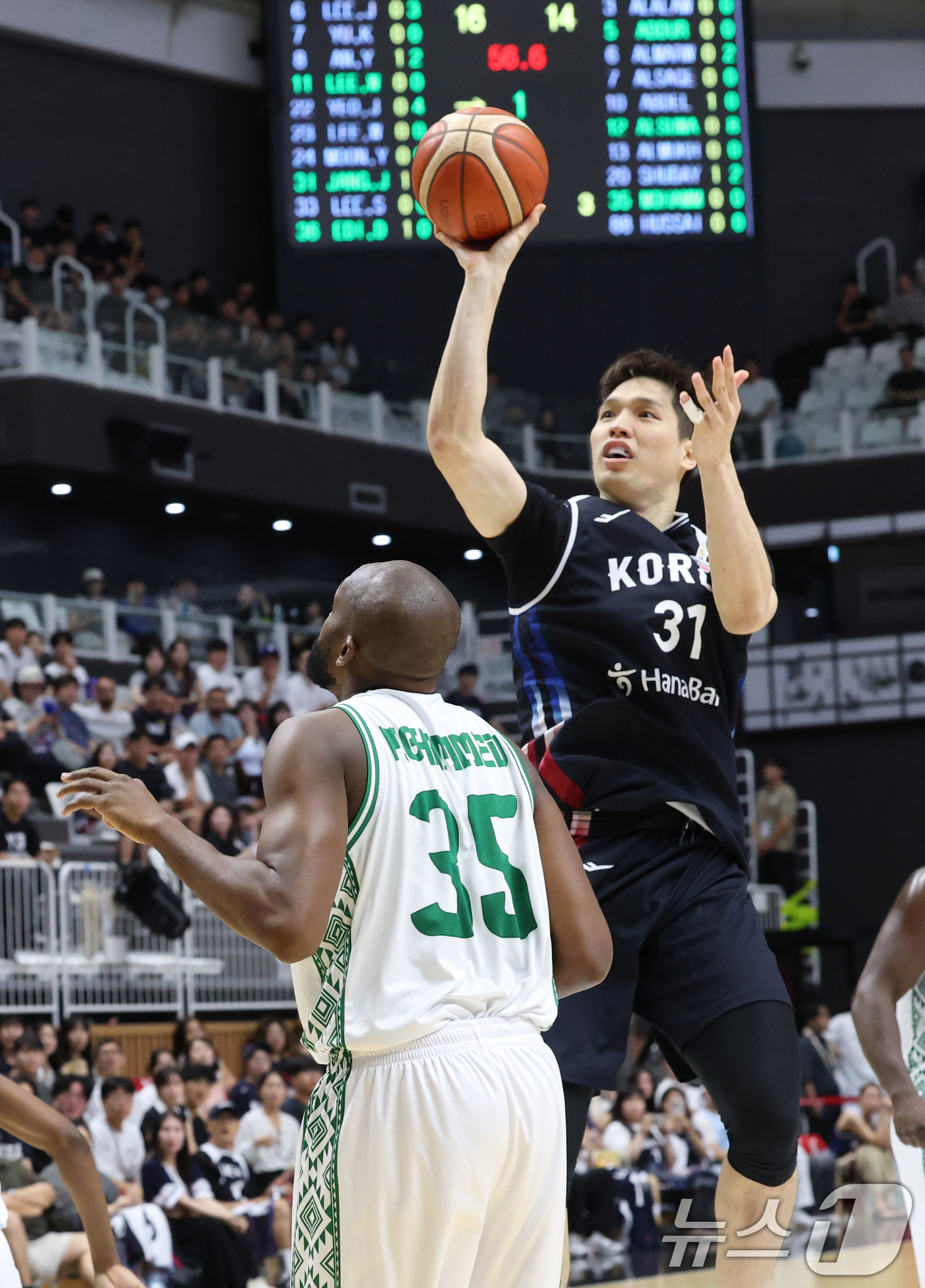 (수원=뉴스1) 김영운 기자 = 31일 경기 수원시 권선구 수원KT소닉붐아레나에서 열린 2027 FIBA 농구 월드컵 아시아 예선 2라운드 윈도우4, 한국과 사우디아라비아의 경기에 …