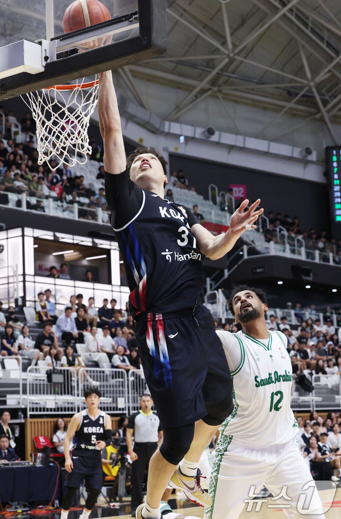 본문 이미지 - 31일 경기 수원시 권선구 수원KT소닉붐아레나에서 열린 2027 FIBA 농구 월드컵 아시아 예선 2라운드 윈도우4, 한국과 사우디아라비아의 경기에서 한국 장재석이 슛을 하고 있다. 2026.8.31 ⓒ 뉴스1 김영운 기자