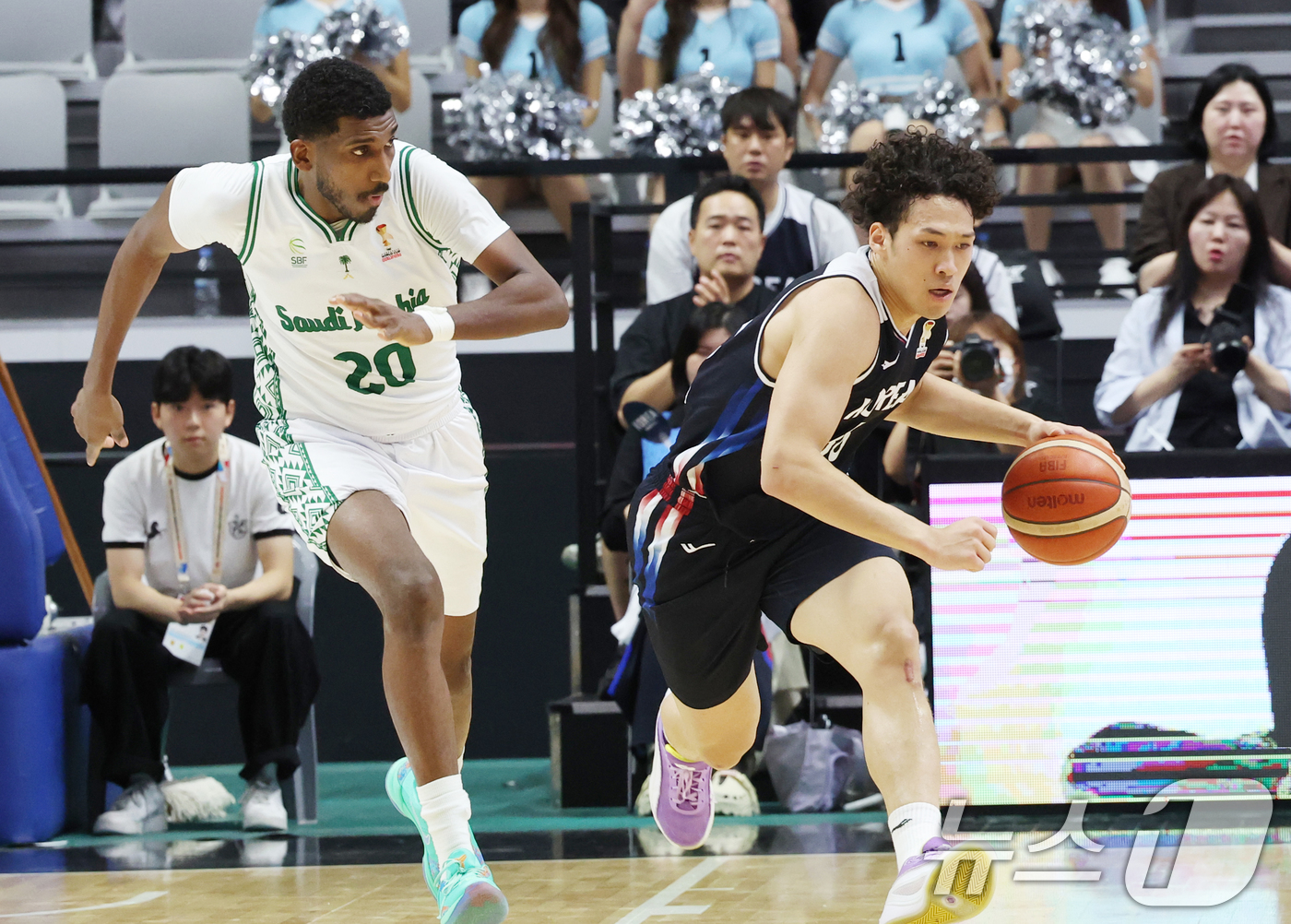 (수원=뉴스1) 김영운 기자 = 31일 경기 수원시 권선구 수원KT소닉붐아레나에서 열린 2027 FIBA 농구 월드컵 아시아 예선 2라운드 윈도우4, 한국과 사우디아라비아의 경기에 …