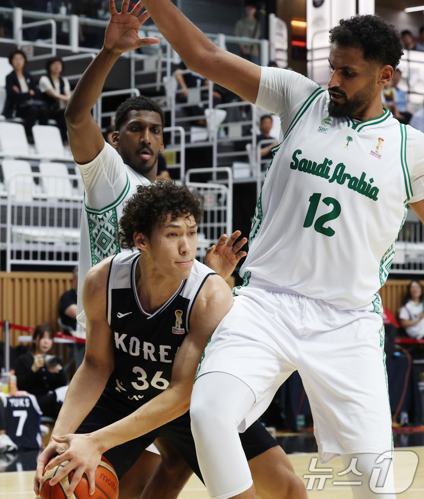 (수원=뉴스1) 김영운 기자 = 31일 경기 수원시 권선구 수원KT소닉붐아레나에서 열린 2027 FIBA 농구 월드컵 아시아 예선 2라운드 윈도우4, 한국과 사우디아라비아의 경기에 …