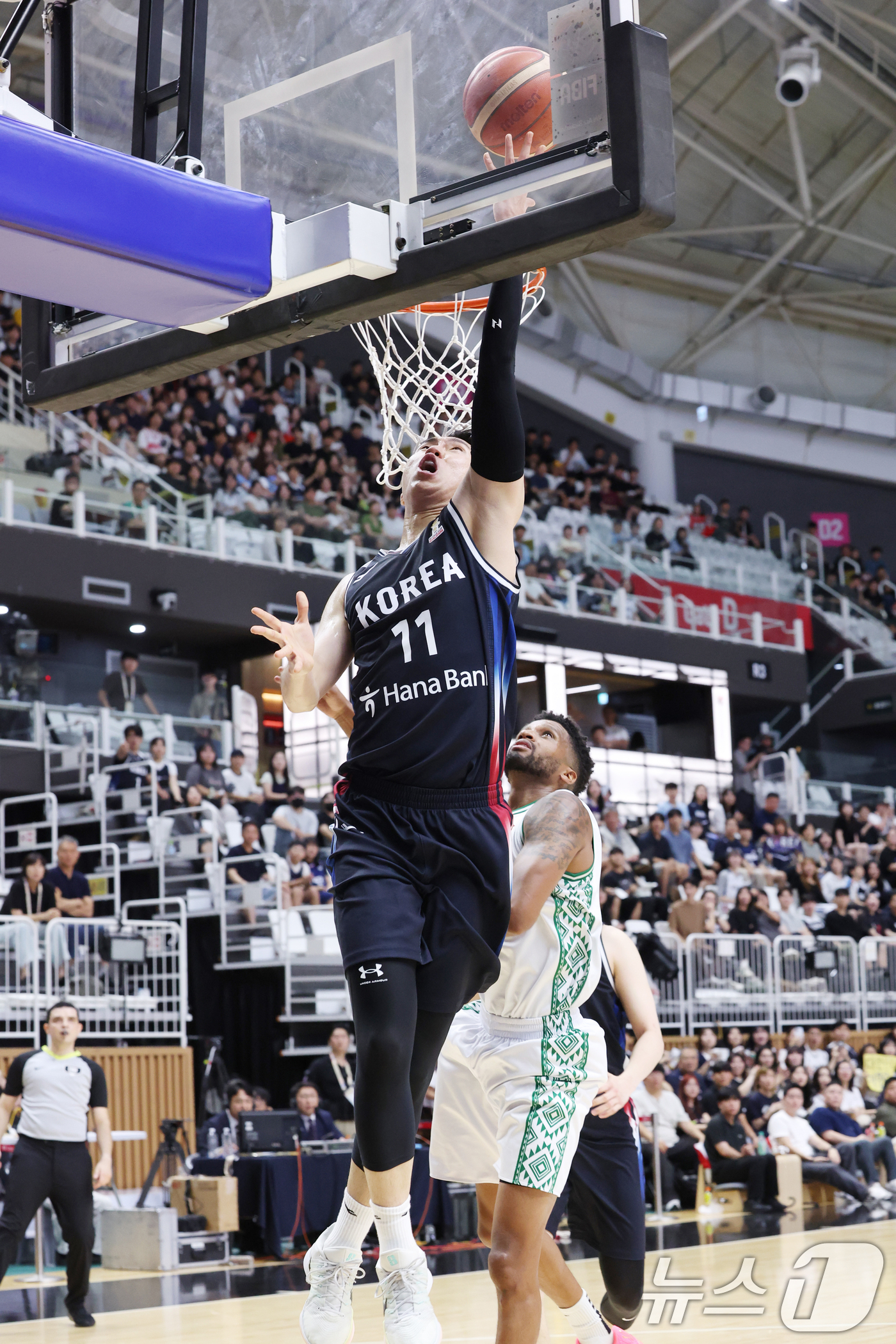 (수원=뉴스1) 김영운 기자 = 31일 경기 수원시 권선구 수원KT소닉붐아레나에서 열린 2027 FIBA 농구 월드컵 아시아 예선 2라운드 윈도우4, 한국과 사우디아라비아의 경기에 …