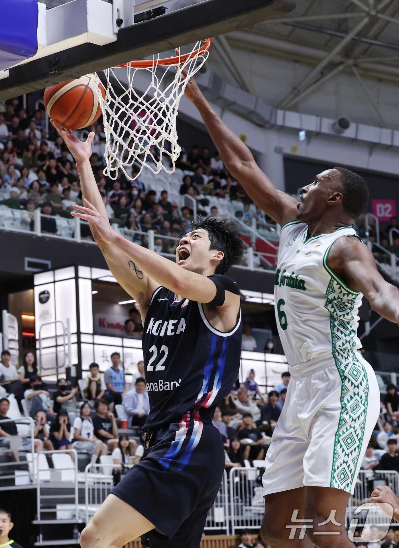 (수원=뉴스1) 김영운 기자 = 31일 경기 수원시 권선구 수원KT소닉붐아레나에서 열린 2027 FIBA 농구 월드컵 아시아 예선 2라운드 윈도우4, 한국과 사우디아라비아의 경기에 …