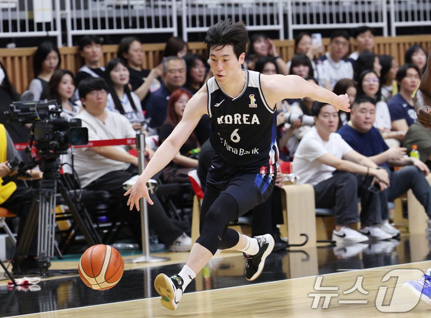 (수원=뉴스1) 김영운 기자 = 31일 경기 수원시 권선구 수원KT소닉붐아레나에서 열린 2027 FIBA 농구 월드컵 아시아 예선 2라운드 윈도우4, 한국과 사우디아라비아의 경기에 …
