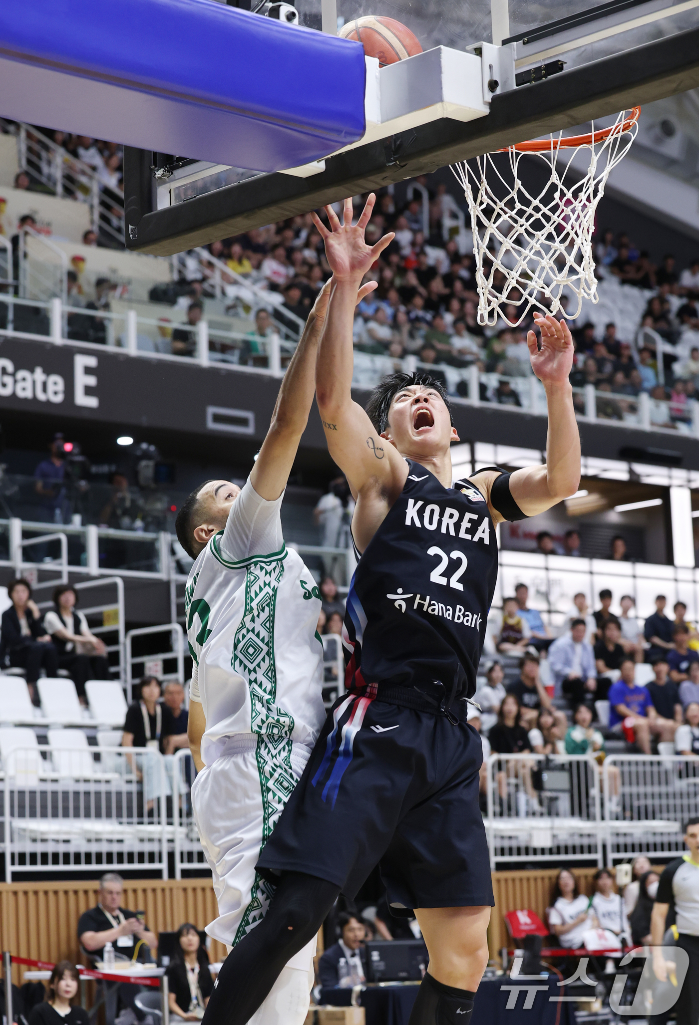 (수원=뉴스1) 김영운 기자 = 31일 경기 수원시 권선구 수원KT소닉붐아레나에서 열린 2027 FIBA 농구 월드컵 아시아 예선 2라운드 윈도우4, 한국과 사우디아라비아의 경기에 …