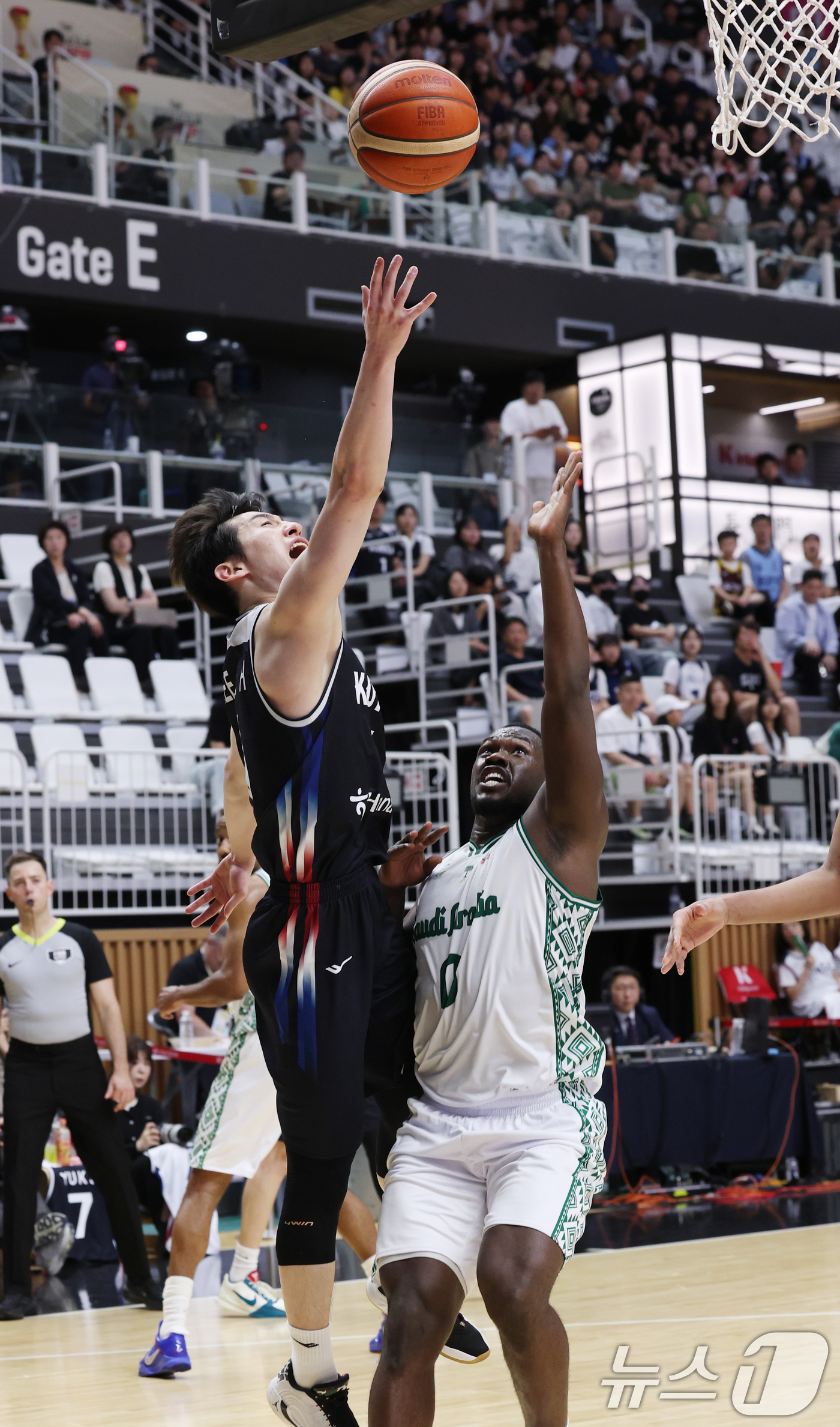 (수원=뉴스1) 김영운 기자 = 31일 경기 수원시 권선구 수원KT소닉붐아레나에서 열린 2027 FIBA 농구 월드컵 아시아 예선 2라운드 윈도우4, 한국과 사우디아라비아의 경기에 …