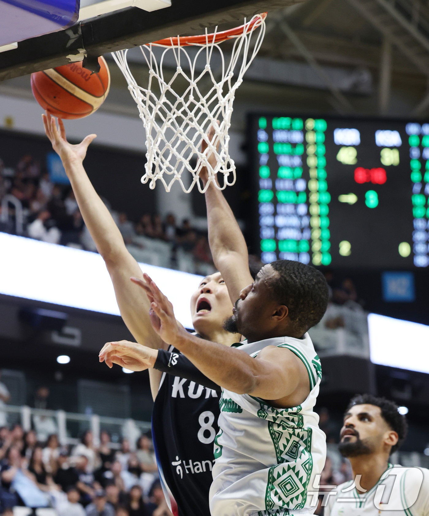 (수원=뉴스1) 김영운 기자 = 31일 경기 수원시 권선구 수원KT소닉붐아레나에서 열린 2027 FIBA 농구 월드컵 아시아 예선 2라운드 윈도우4, 한국과 사우디아라비아의 경기에 …