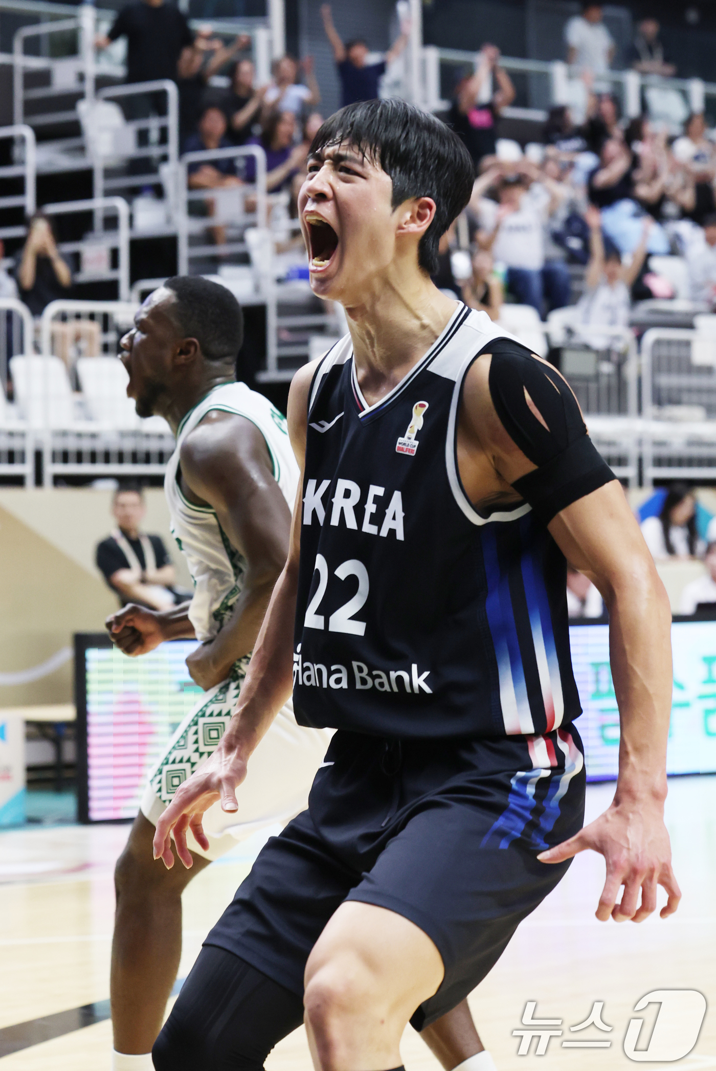 (수원=뉴스1) 김영운 기자 = 31일 경기 수원시 권선구 수원KT소닉붐아레나에서 열린 2027 FIBA 농구 월드컵 아시아 예선 2라운드 윈도우4, 한국과 사우디아라비아의 경기에 …