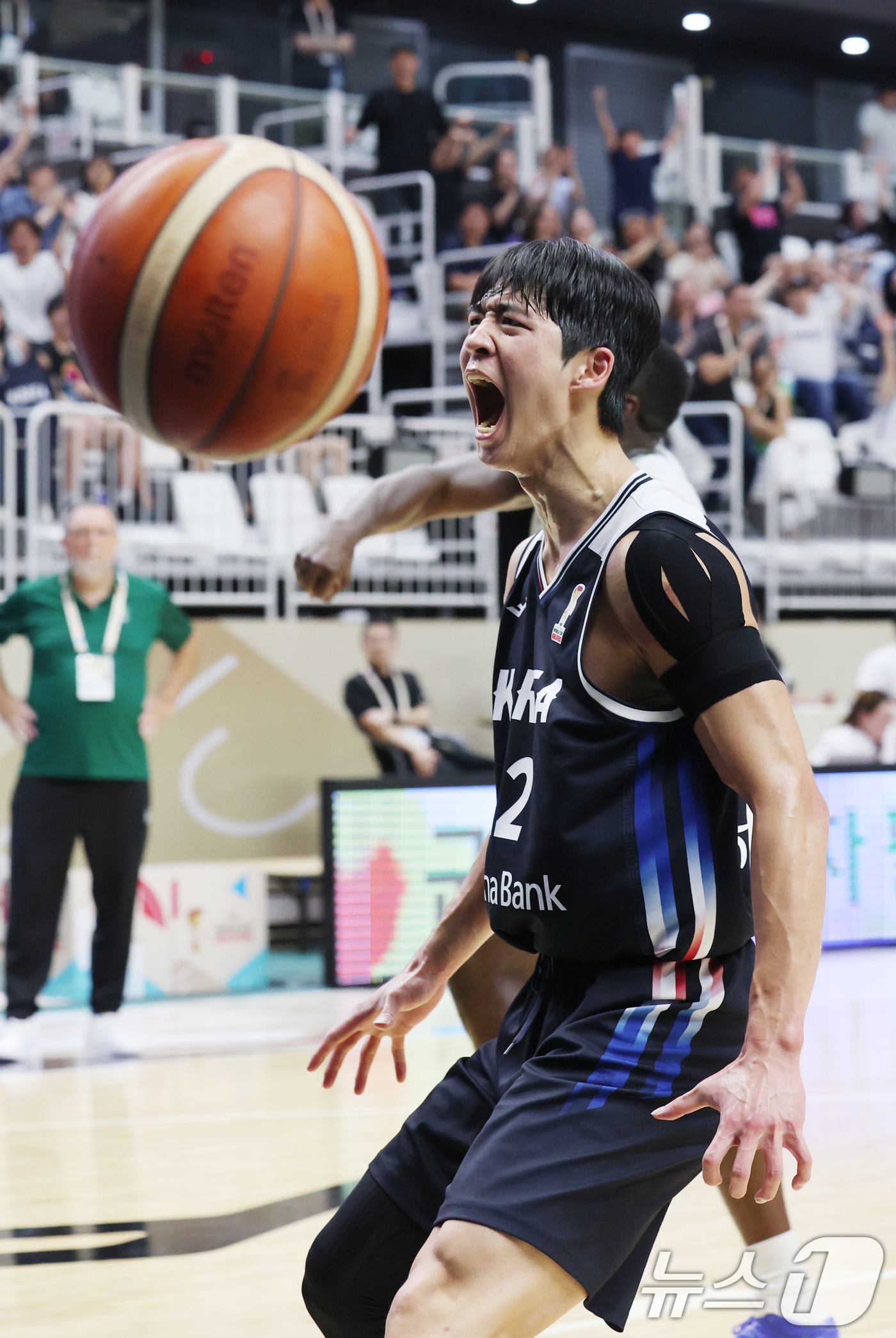 (수원=뉴스1) 김영운 기자 = 31일 경기 수원시 권선구 수원KT소닉붐아레나에서 열린 2027 FIBA 농구 월드컵 아시아 예선 2라운드 윈도우4, 한국과 사우디아라비아의 경기에 …