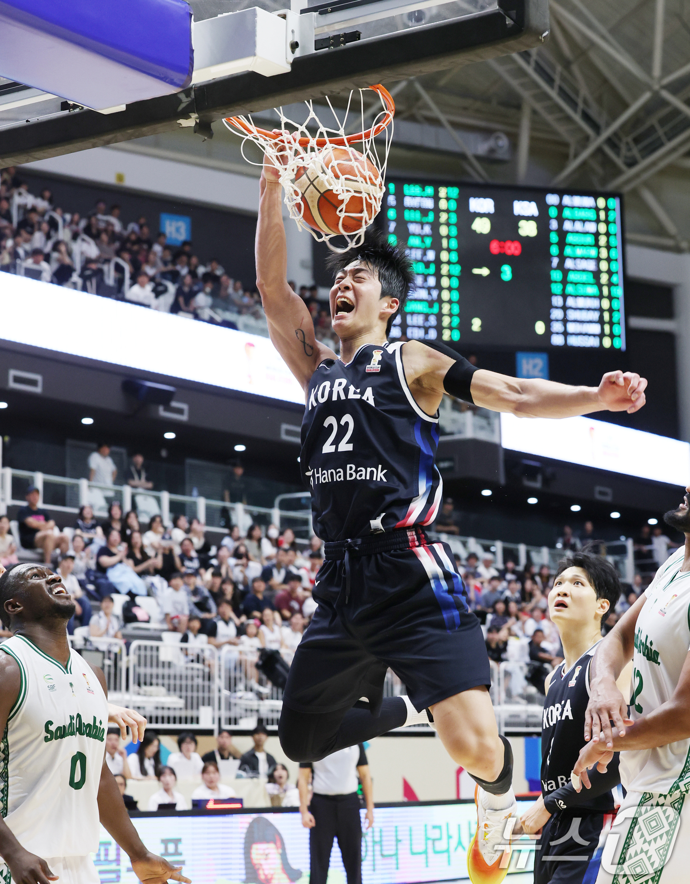 (수원=뉴스1) 김영운 기자 = 31일 경기 수원시 권선구 수원KT소닉붐아레나에서 열린 2027 FIBA 농구 월드컵 아시아 예선 2라운드 윈도우4, 한국과 사우디아라비아의 경기에 …
