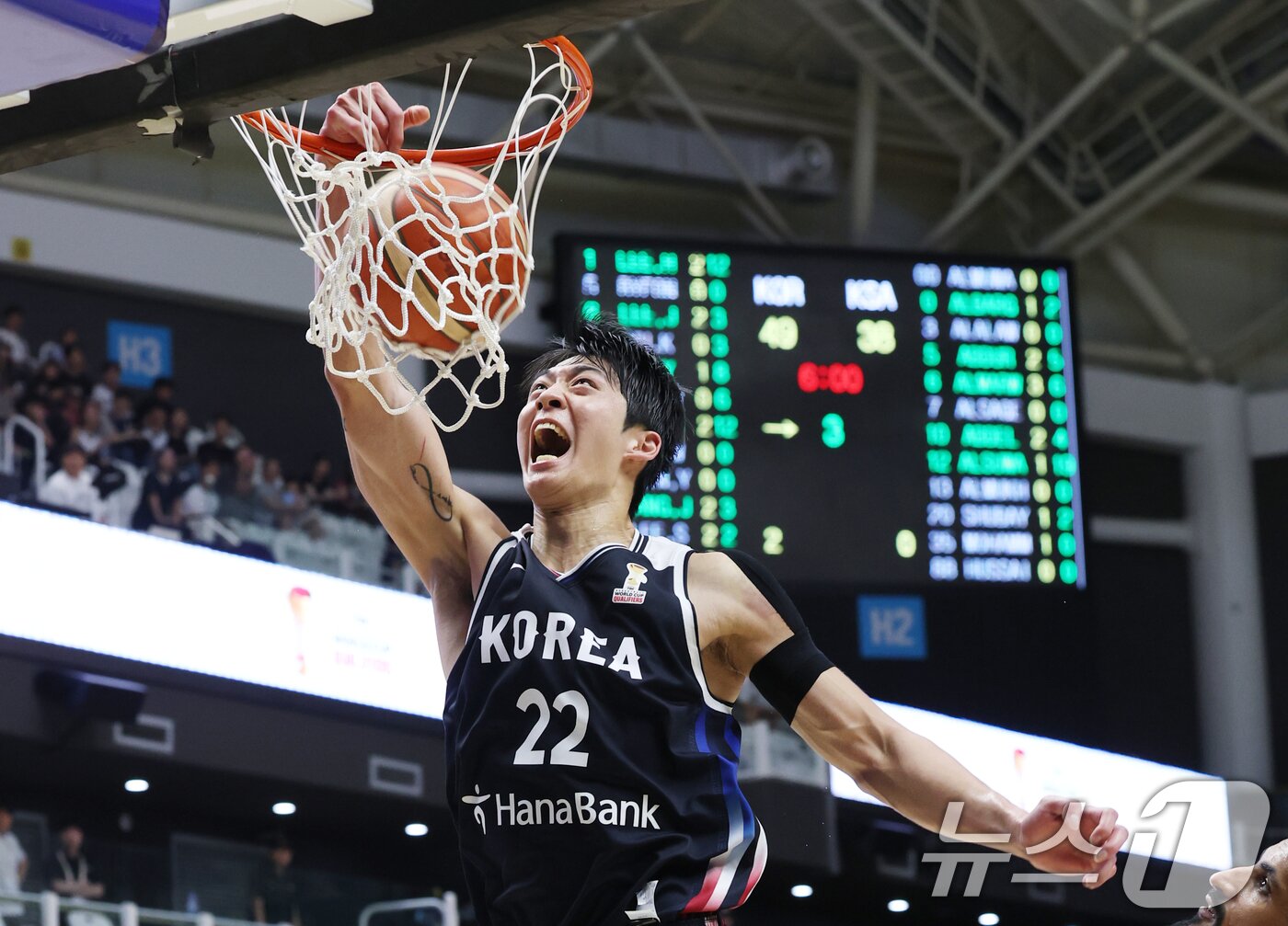 본문 이미지 - 31일 경기 수원시 권선구 수원KT소닉붐아레나에서 열린 2027 FIBA 농구 월드컵 아시아 예선 2라운드 윈도우4, 한국과 사우디아라비아의 경기에서 한국 여준석이 슛을 하고 있다. 2026.8.31 ⓒ 뉴스1 김영운 기자