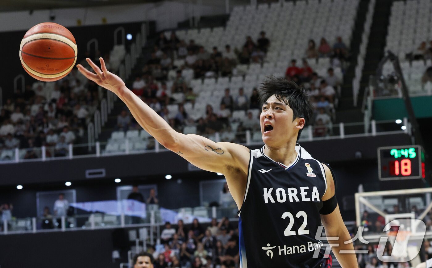 본문 이미지 - 31일 경기 수원시 권선구 수원KT소닉붐아레나에서 열린 2027 FIBA 농구 월드컵 아시아 예선 2라운드 윈도우4, 한국과 사우디아라비아의 경기에서 한국 여준석이 패스를 하고 있다. 2026.8.31 ⓒ 뉴스1 김영운 기자