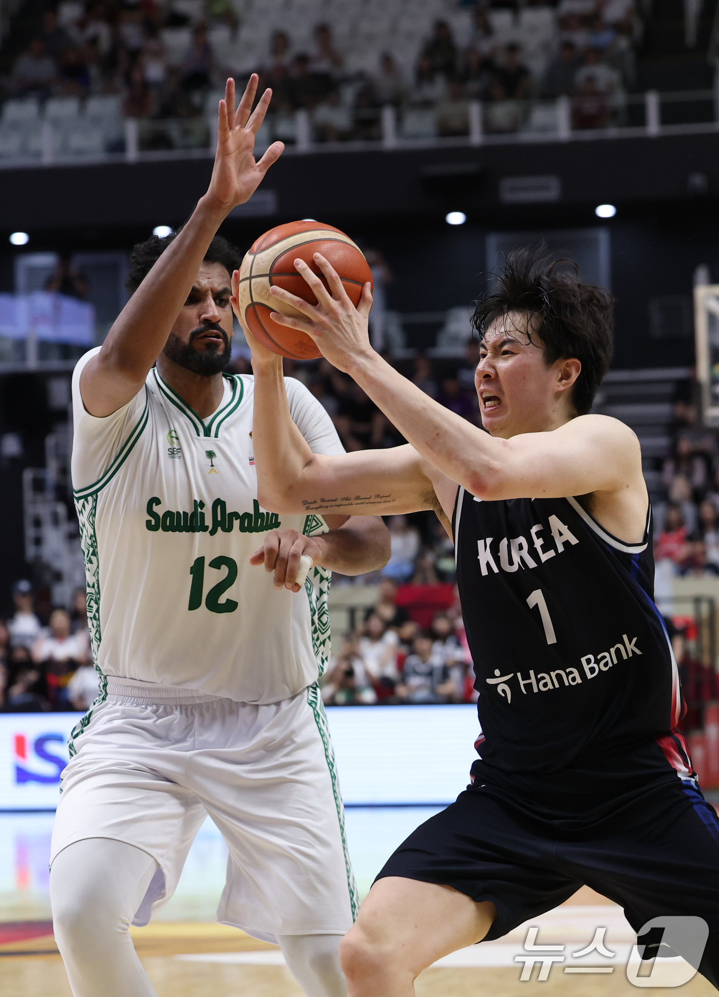 (수원=뉴스1) 김영운 기자 = 31일 경기 수원시 권선구 수원KT소닉붐아레나에서 열린 2027 FIBA 농구 월드컵 아시아 예선 2라운드 윈도우4, 한국과 사우디아라비아의 경기에 …