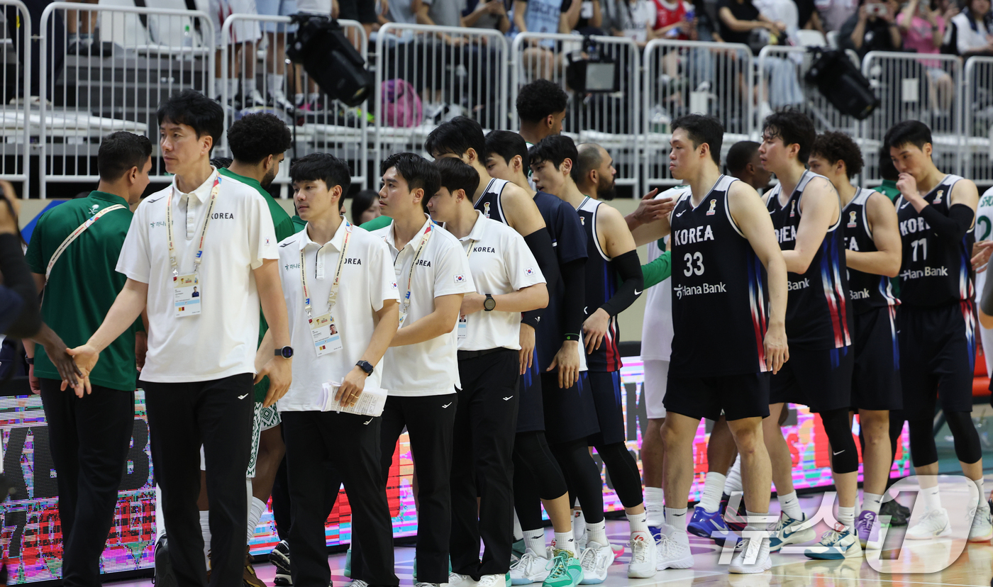 (수원=뉴스1) 김영운 기자 = 31일 경기 수원시 권선구 수원KT소닉붐아레나에서 열린 2027 FIBA 농구 월드컵 아시아 예선 2라운드 윈도우4, 한국과 사우디아라비아의 경기에 …