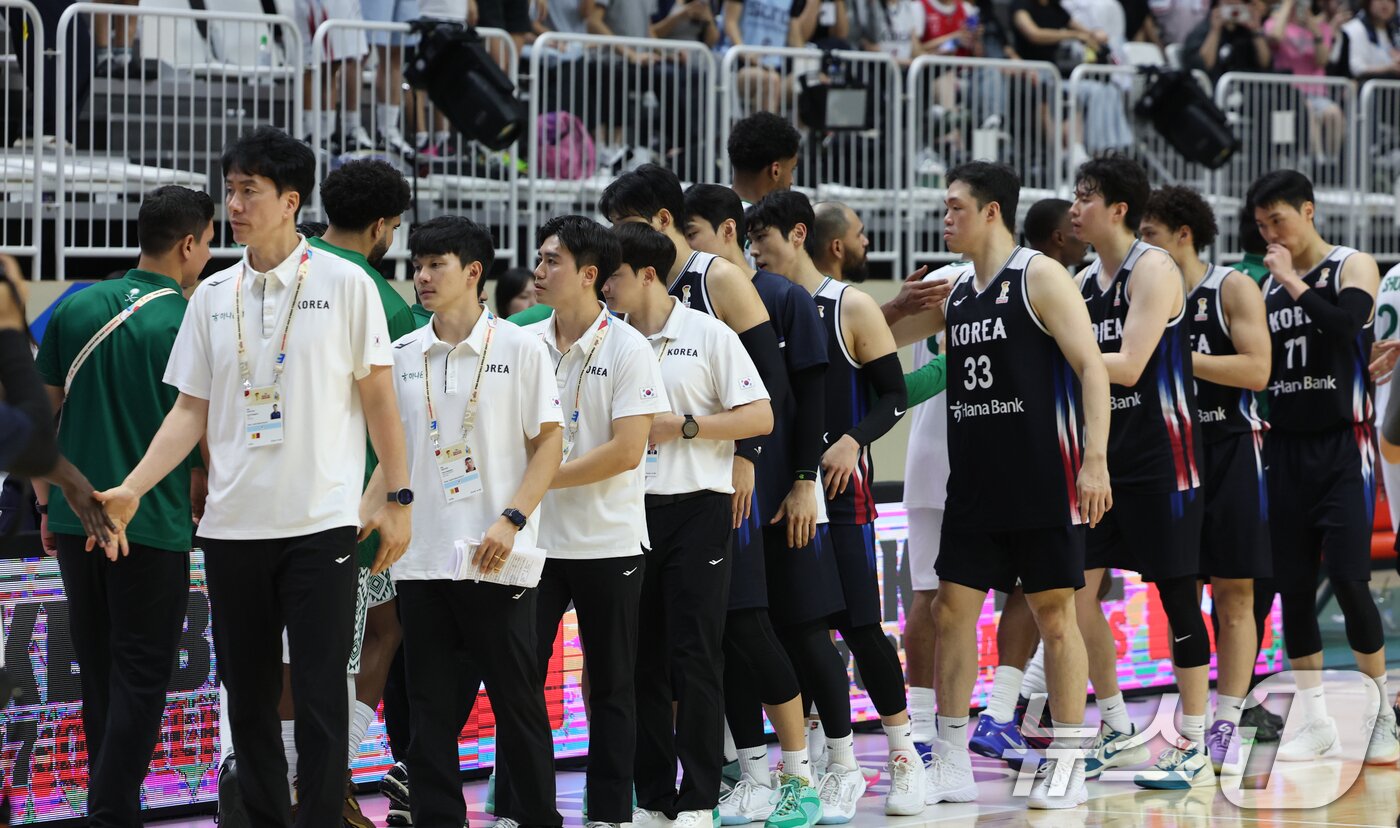 본문 이미지 - 31일 경기 수원시 권선구 수원KT소닉붐아레나에서 열린 2027 FIBA 농구 월드컵 아시아 예선 2라운드 윈도우4, 한국과 사우디아라비아의 경기에서 승리를 거둔 한국 선수들이 사우디아라비아 선수들과 인사를 하고 있다. 이날 경기는 한국이 85대72으로 승리했다. 2026.8.31 ⓒ 뉴스1 김영운 기자