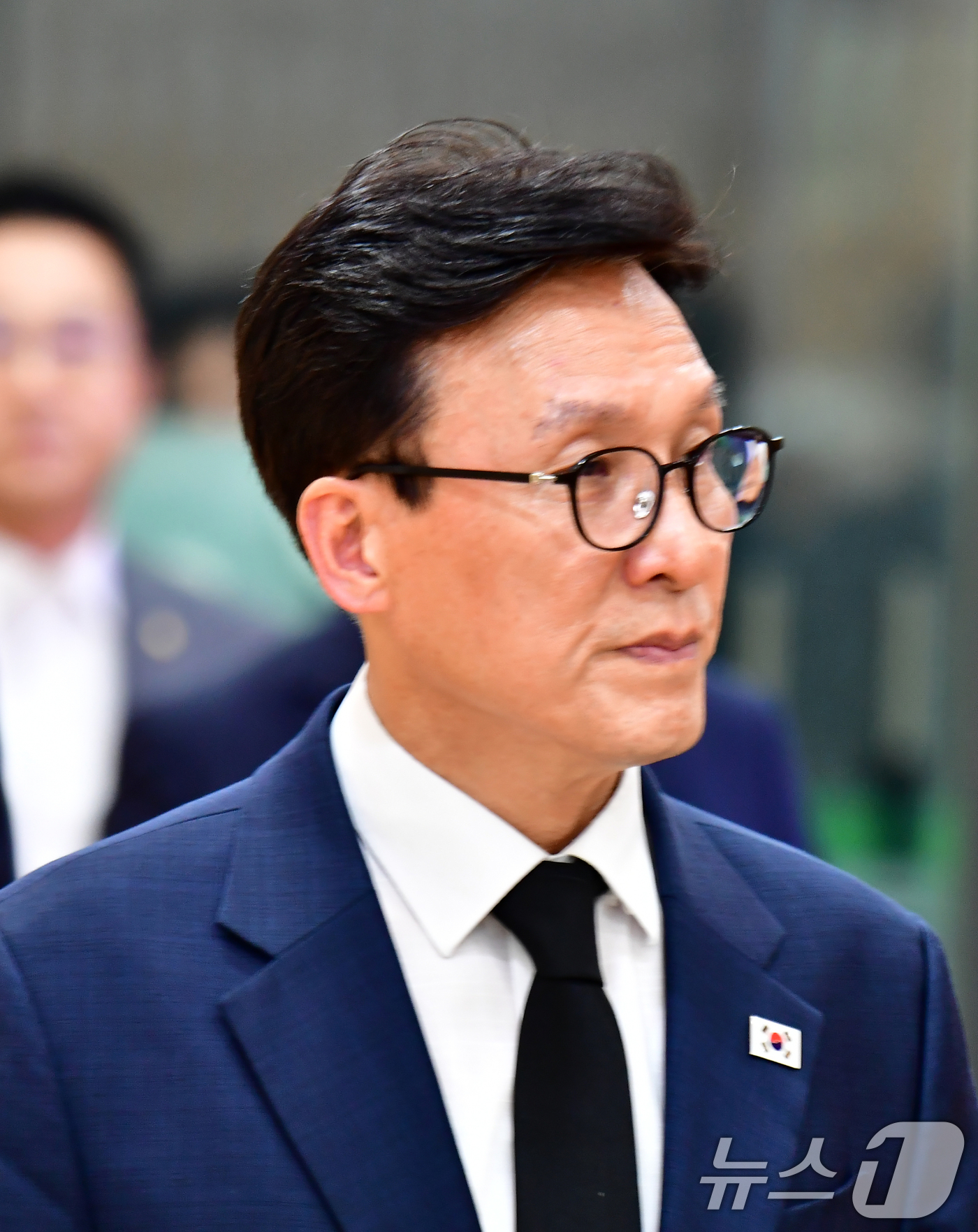 (포항=뉴스1) 최창호 기자 = 김민석 더불어민주당 대표가 31일 오후 조희대 대법원장 부친 빈소가 마련된 경북 포항성모병원 장례식장으로 들어가고 있다.  2026.8.31/뉴스1 …