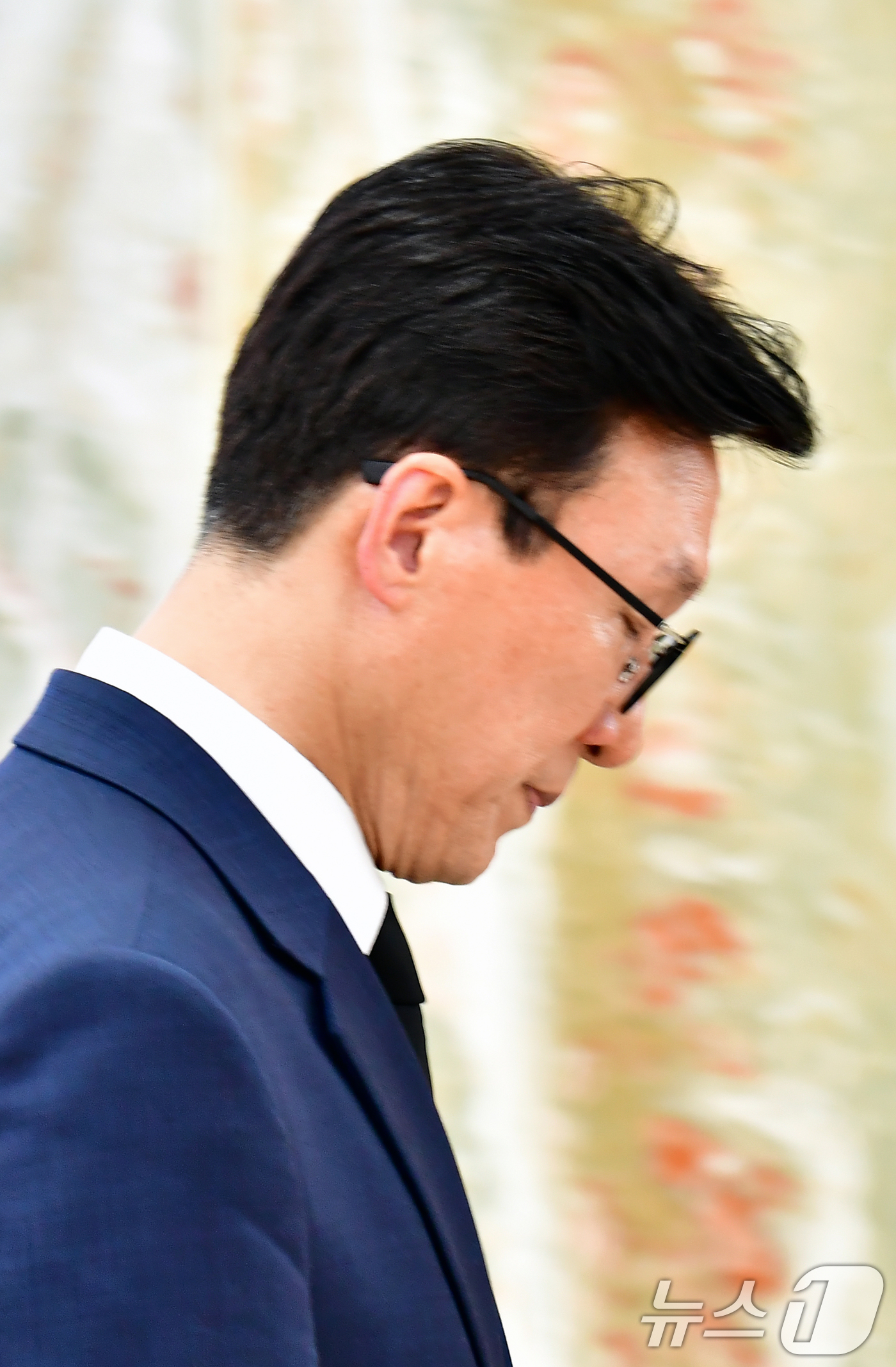 (포항=뉴스1) 최창호 기자 = 김민석 더불어민주당 대표가 31일 오후 조희대 대법원장 부친 빈소가 마련된 경북 포항성모병원 장례식장으로 들어가고 있다. 2026.8.31/뉴스1