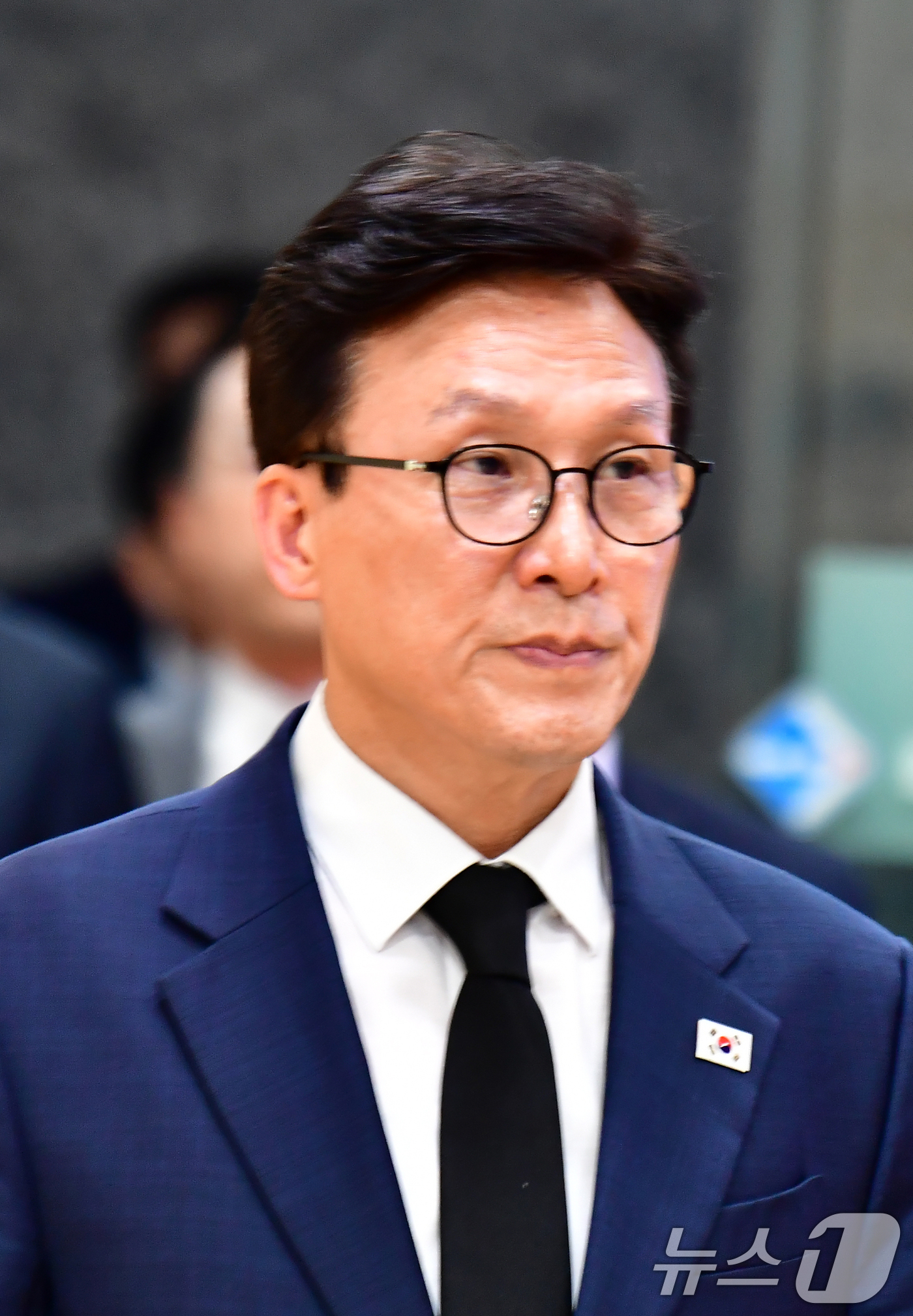 (포항=뉴스1) 최창호 기자 = 김민석 더불어민주당 대표가 31일 오후 조희대 대법원장 부친 빈소가 마련된 경북 포항성모병원 장례식장으로 들어가고 있다. 2026.8.31/뉴스1