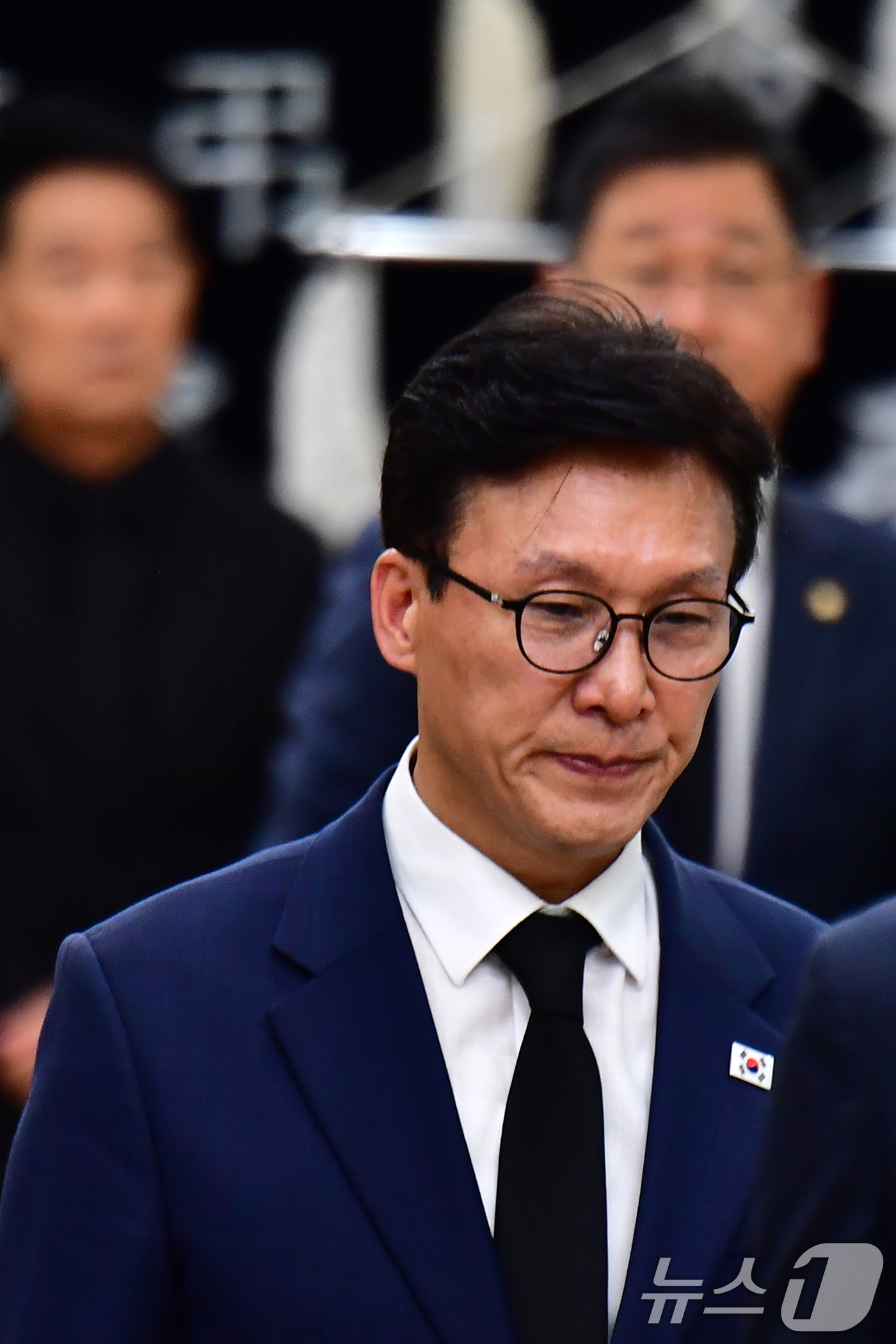 (포항=뉴스1) 최창호 기자 = 김민석 더불어민주당 대표가 31일 오후 조희대 대법원장 부친 빈소가 마련된 경북 포항성모병원 장례식장에서 조문을 마친 후 걸어나오고 있다. 2026 …
