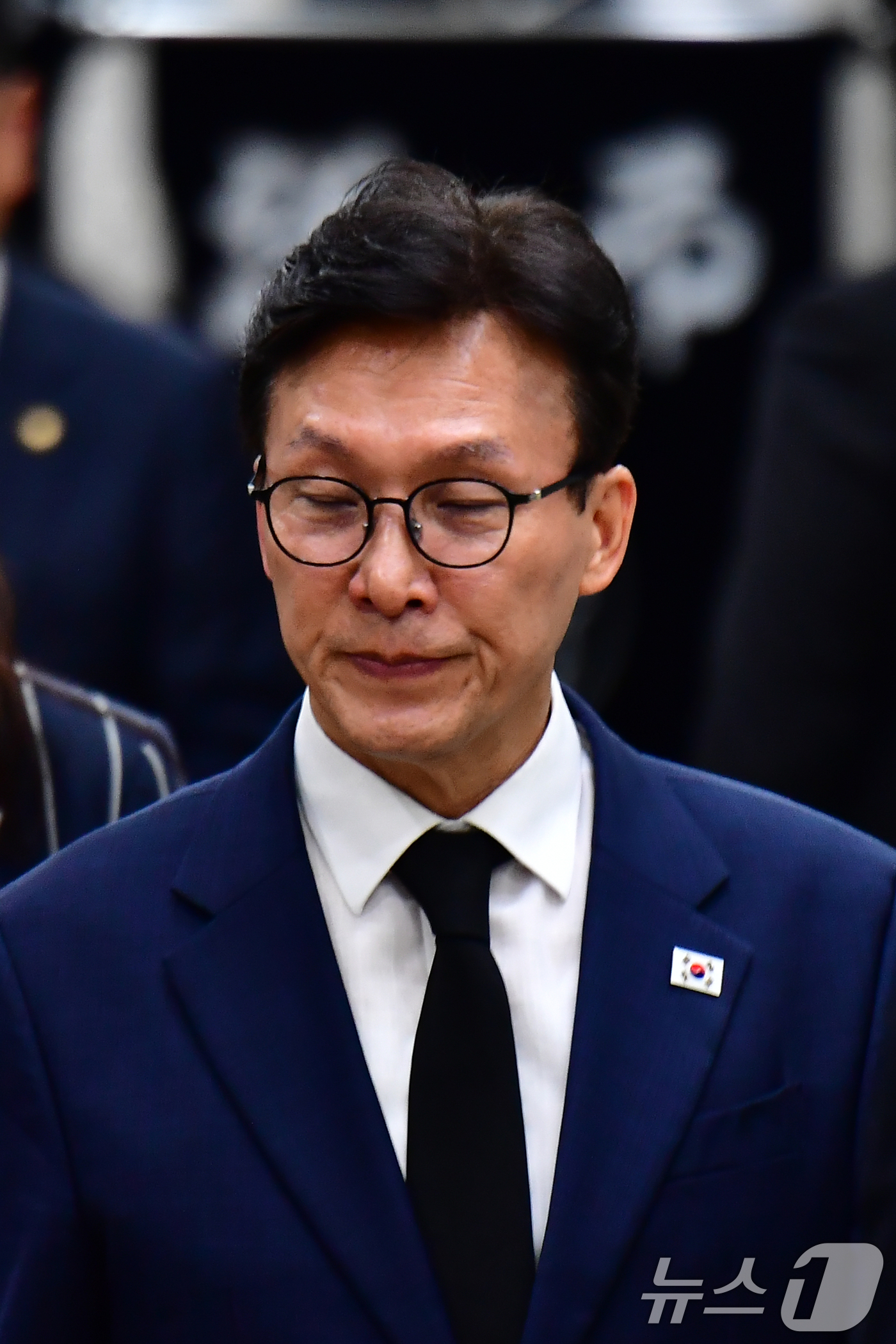(포항=뉴스1) 최창호 기자 = 김민석 더불어민주당 대표가 31일 오후 조희대 대법원장 부친 빈소가 마련된 경북 포항성모병원 장례식장에서 조문을 마친 후 걸어나오고 있다. 2026 …