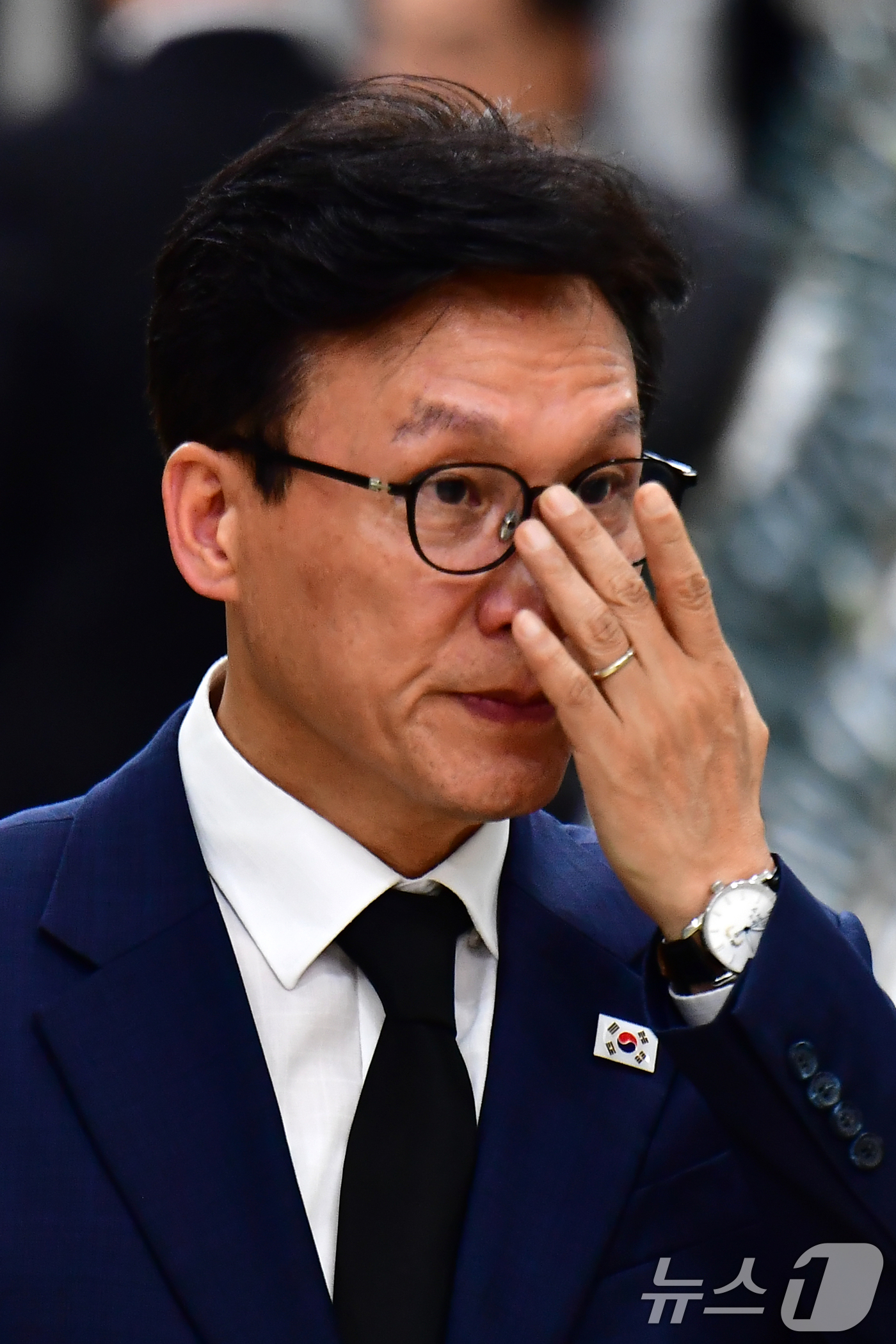 (포항=뉴스1) 최창호 기자 = 김민석 더불어민주당 대표가 31일 오후 조희대 대법원장 부친 빈소가 마련된 경북 포항성모병원 장례식장에서 조문을 마친 후 걸어나오고 있다. 2026 …
