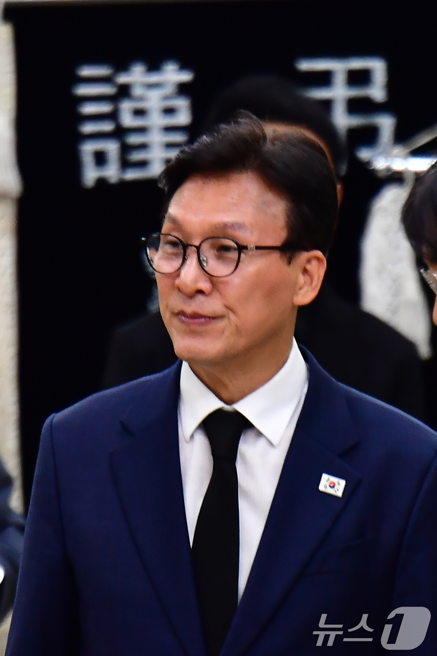 (포항=뉴스1) 최창호 기자 = 김민석 더불어민주당 대표가 31일 오후 조희대 대법원장 부친 빈소가 마련된 경북 포항성모병원 장례식장에서 조문을 마친 후 걸어나오고 있다. 2026 …
